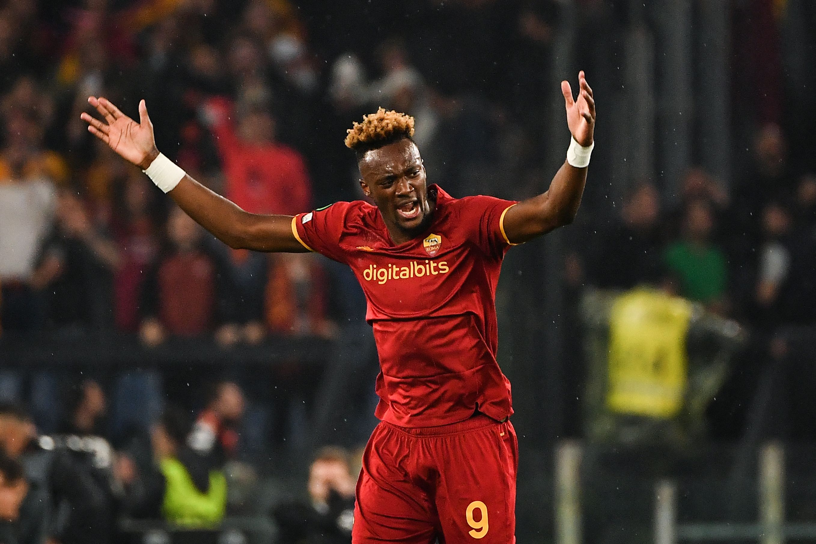 Penyerang AS Roma Tammy Abraham melakukan selebrasi usai mencetak gol ke gawang Leicester City di laga Liga Konferensi UEFA.