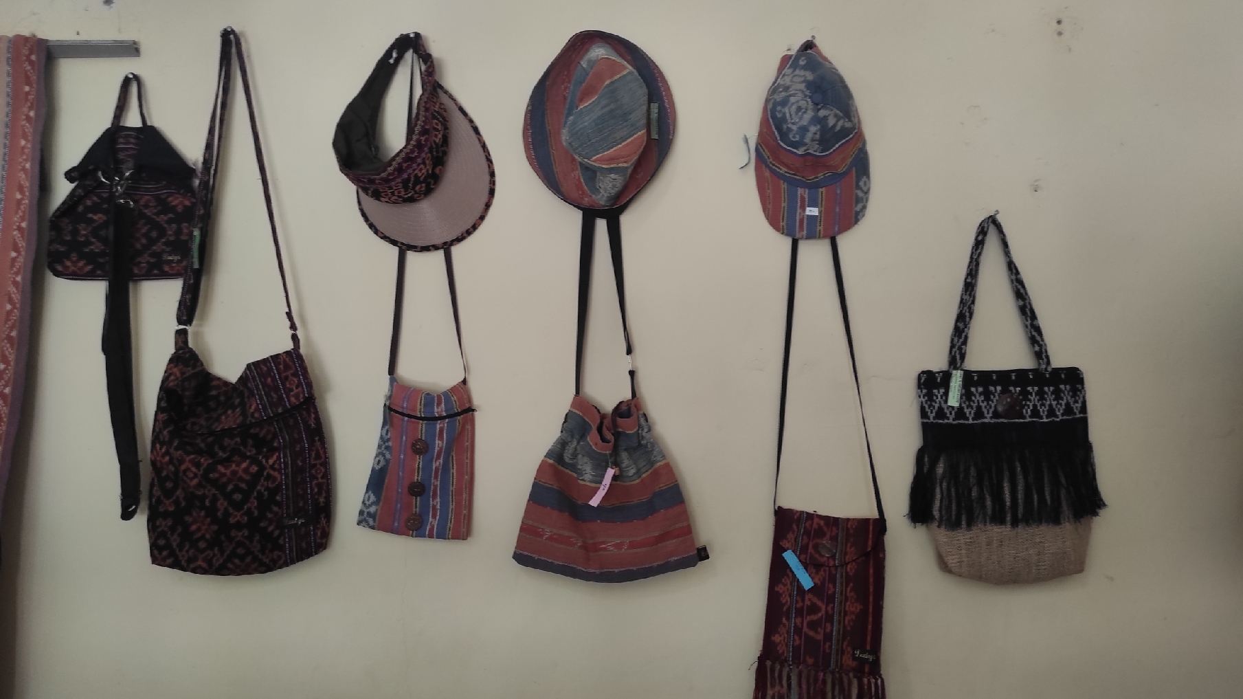 Tenun ikat dan aksesoris yang dibalut tenun ikat khas Sikka ramai diburu wisatawan untuk oleh-oleh.