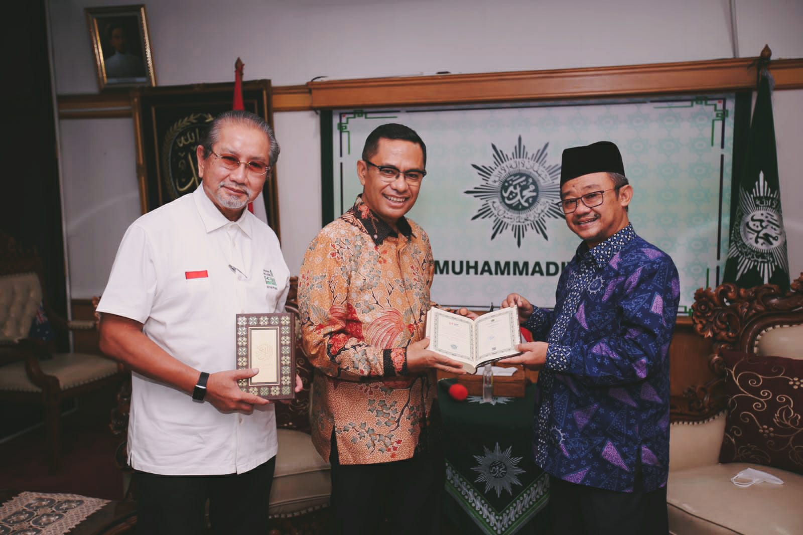 Penyerahan wakf Alquran oleh Ketua Umum Yayasan Muslim Sinar Mas Saleh Husin (tengah) kepada Sekum PP Muhammadiyah Abdul Mu'ti.