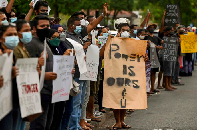 Para demonstran dan salah satunya membawa poster 'Kekuasaan berakhir' saat protes pada Presiden Gotabaya Rajapaksa di Kolombo, Sri lanka. 