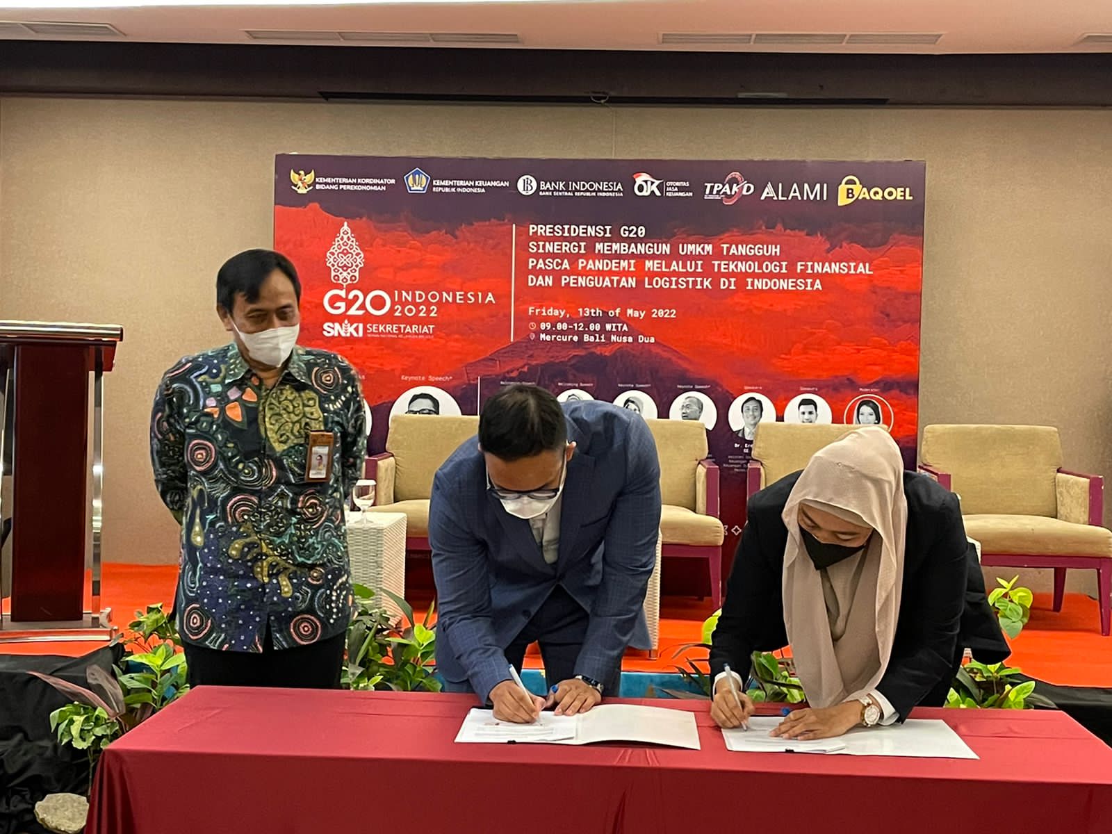 CEO ALAMI Group Dima Djani (tengah) menandatangani MoU disaksikan Asdep Keuangan Inklusi & Keuangan Syariah KemenkoPerekonomian Erdiriyo
