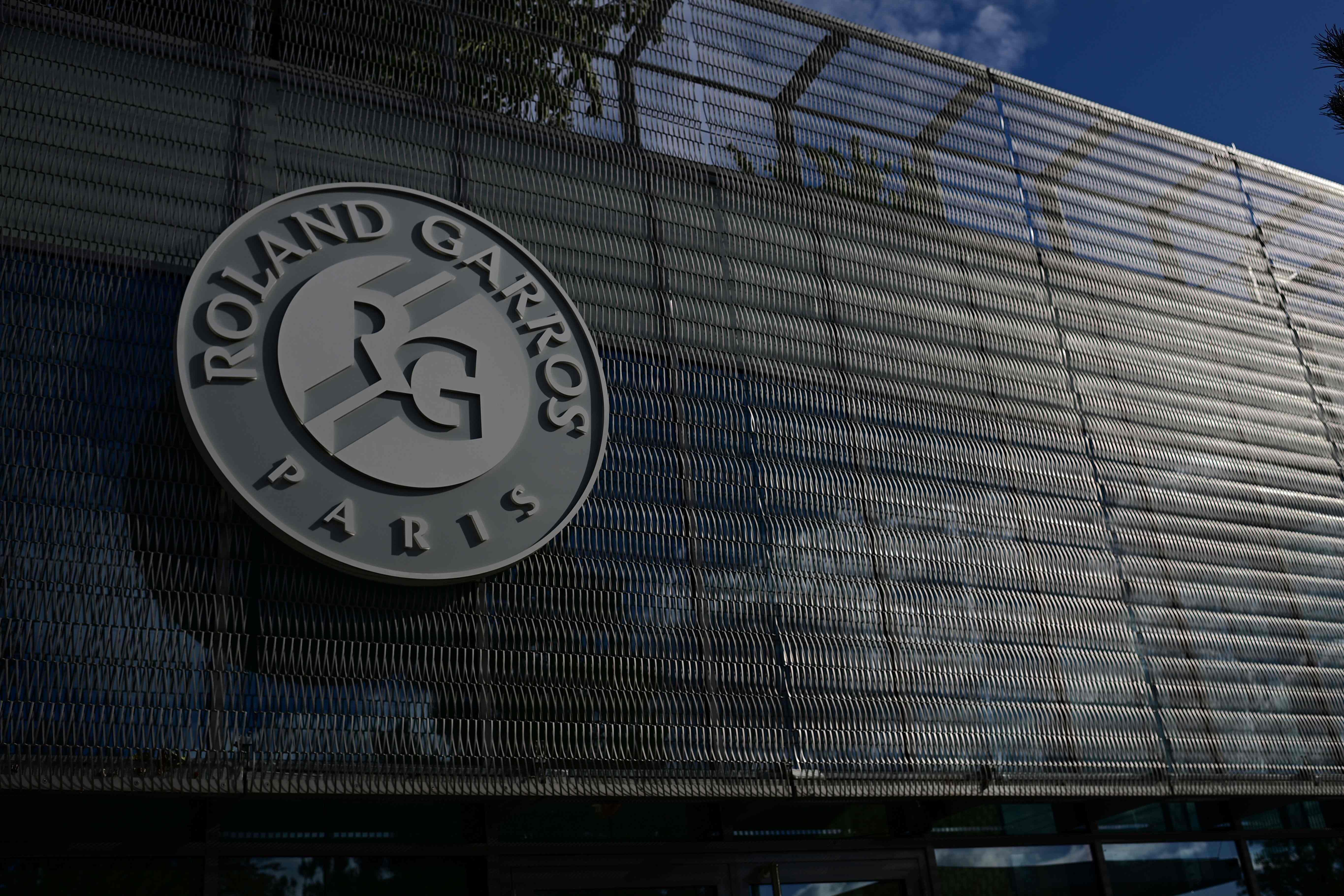 Logo Roland Garros terlihat di pintu masuk venue penyelenggara Prancis Terbuka itu.
