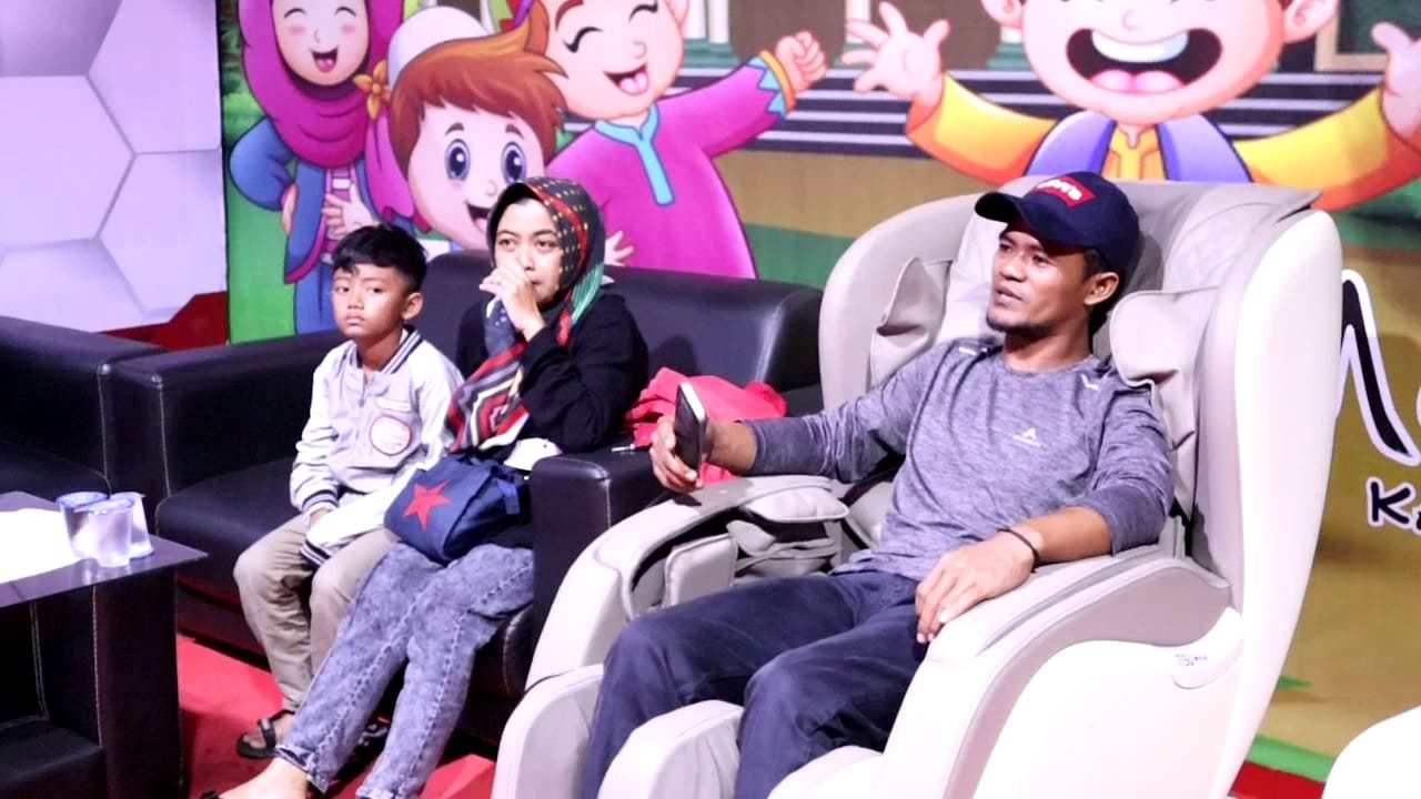 Satu keluarga pemudik tengah beristirahat dan mendapat layanan di Pos Terpadu Cileunyi