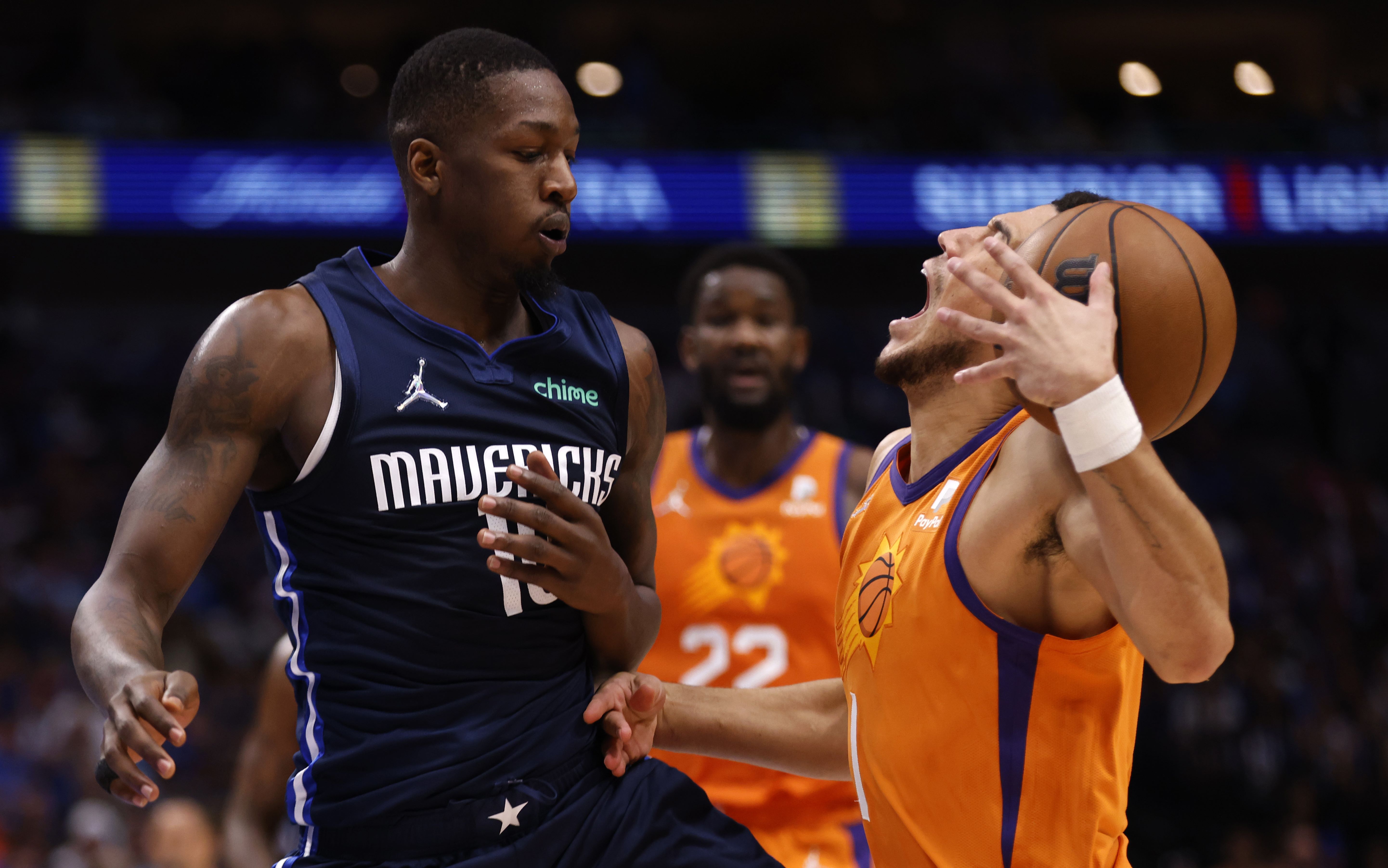Pemain Dallas Mavericks Dorian Finney-Smith (kiri) saat tampil di laga playoff NBA melawan Phoenix Suns.