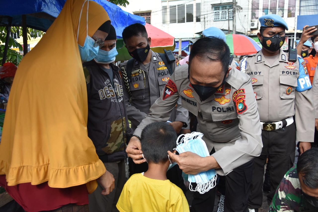 Kapolda Babel membagikan masker kepada masyarakat.