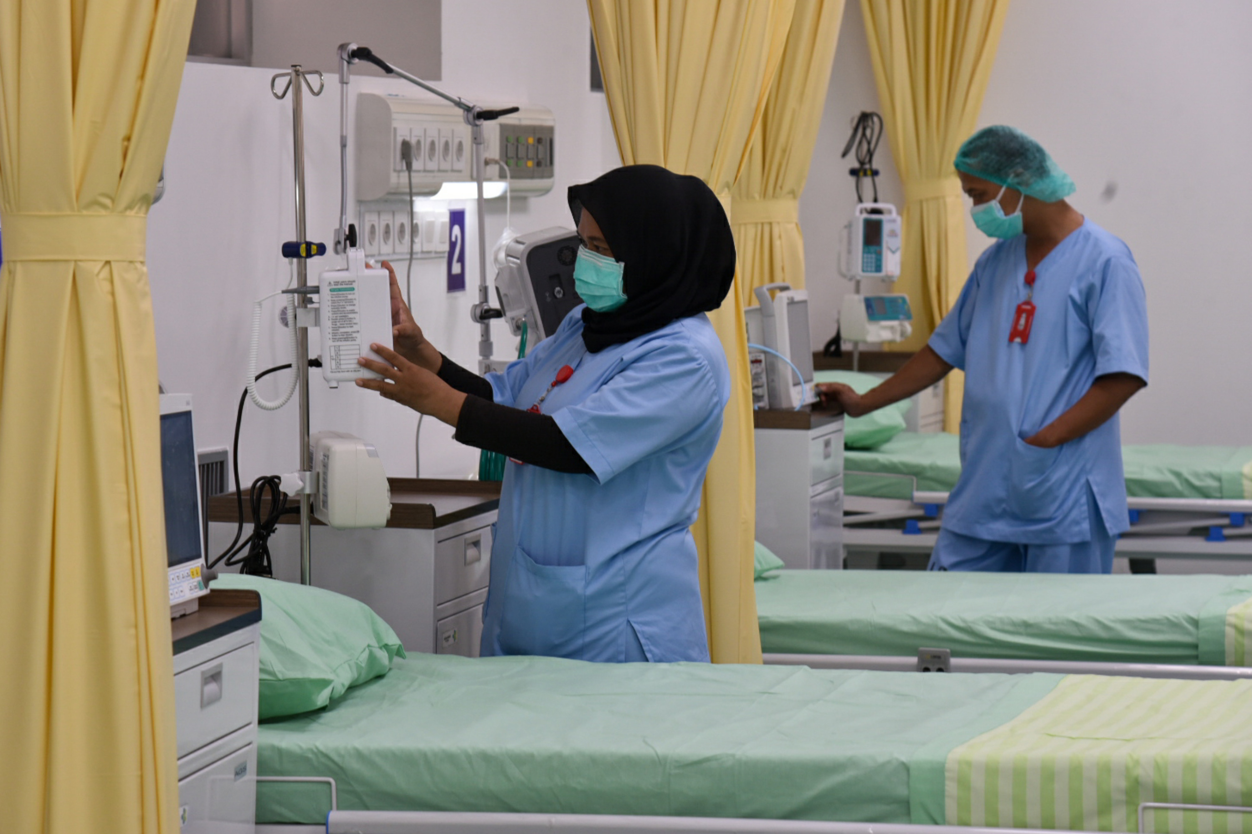 Petugas kesehatan mengoperasikan alat medis di ruangan ICU Khusus Covid-19 di RSUD dr Pirngadi Medan, Kota Medan, Sumut, Jumat (3/9/2021)