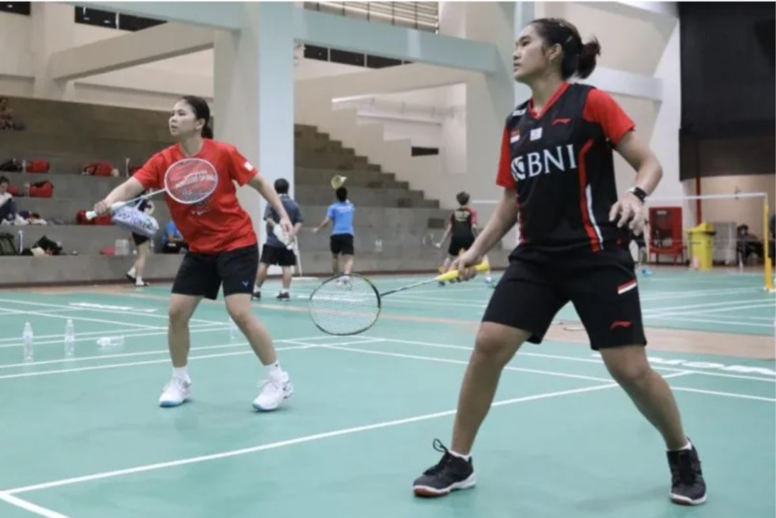 Greysia Polii menyemangati tim Piala Uber Indonesia dengan ambil bagian dalam sesi latihan di Bangkok, Kamis (5/5).