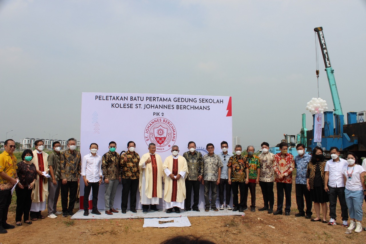 Acara peletakan batu pertama pembangunan ekolah Kolese St. Johannes Berchmans di Pantai Indah Kapuk (PIK) 2, Jakarta Utara.