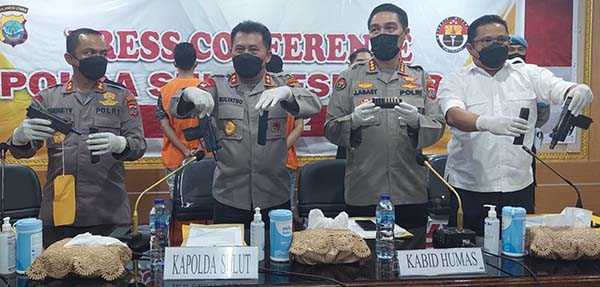 Kapolda Sulut Irjen Mulyatno memperlihatkan senjata api sitaan