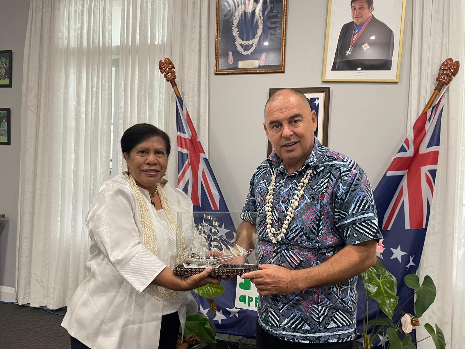 Duta Besar Indonesia Fientje Maritje Suebu (kiri) bersama Perdana Menteri Kepulauan Cook, Mark Brown .