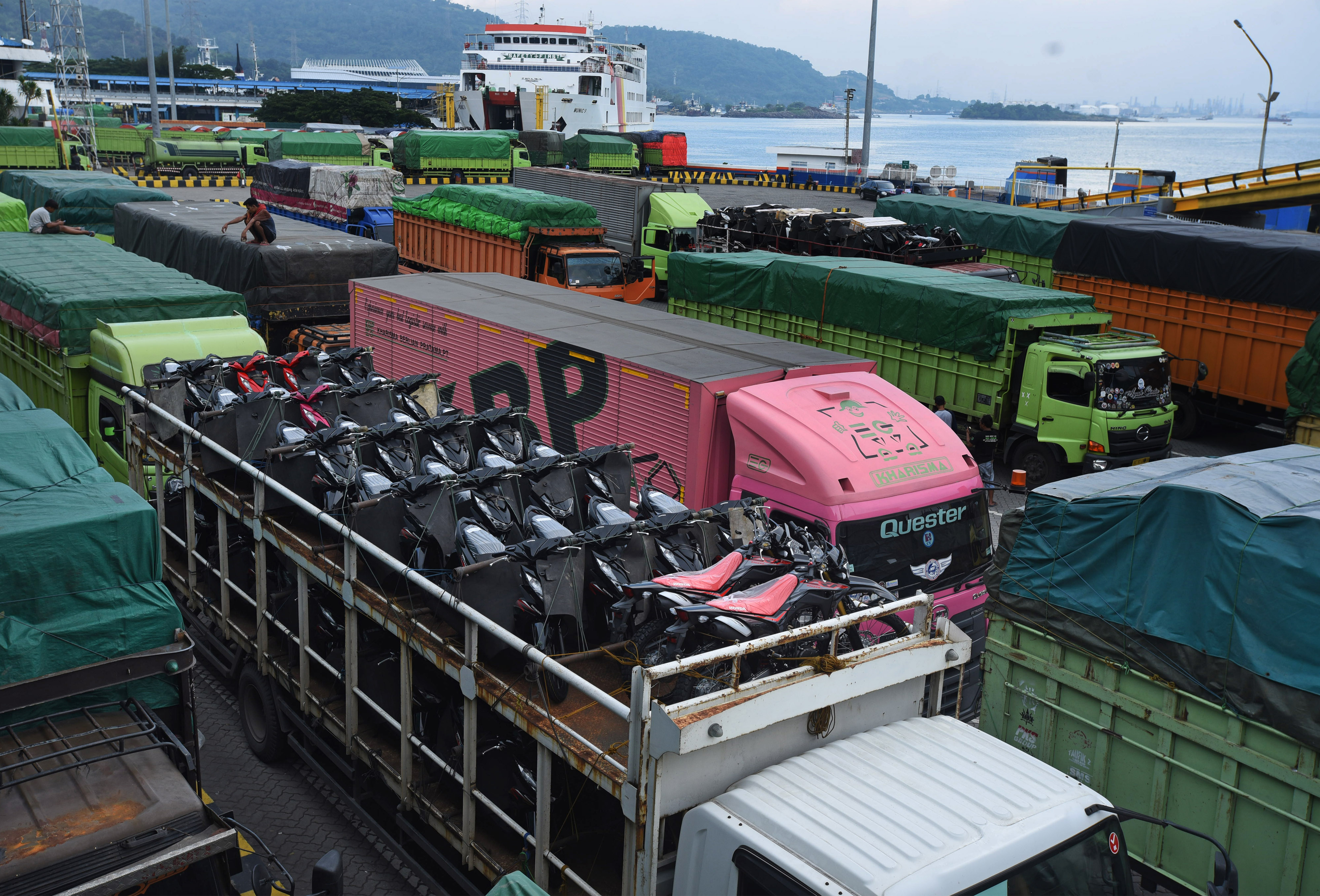Sejumlah truk pengangkut barang antre untuk menyeberang di Pelabuhan Merak, Banten.