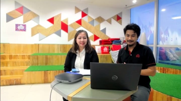 Marine Novita, Country Manager Rumah.com (kiri)