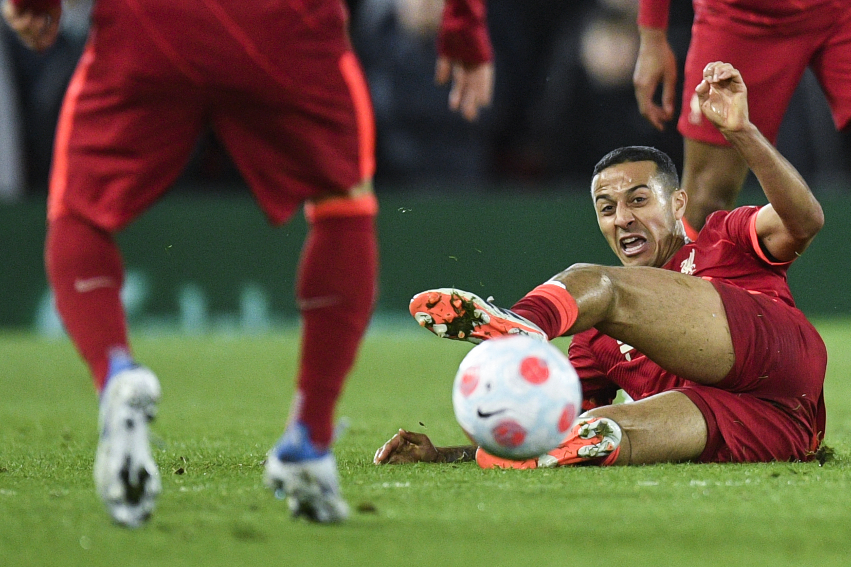 Thiago Alcantara terancam tidak bisa membela Liverpool di final Liga Champions menghadapi Real Madrid, Minggu (29/5). 