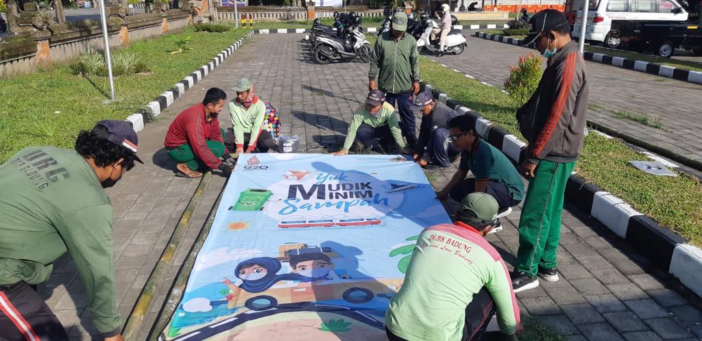 Pemasangan Informasi Baliho di TermInal Bus Antar Kota Antar Propinsi (AKAP) Mengwi, Kabupaten Badung, Bali.