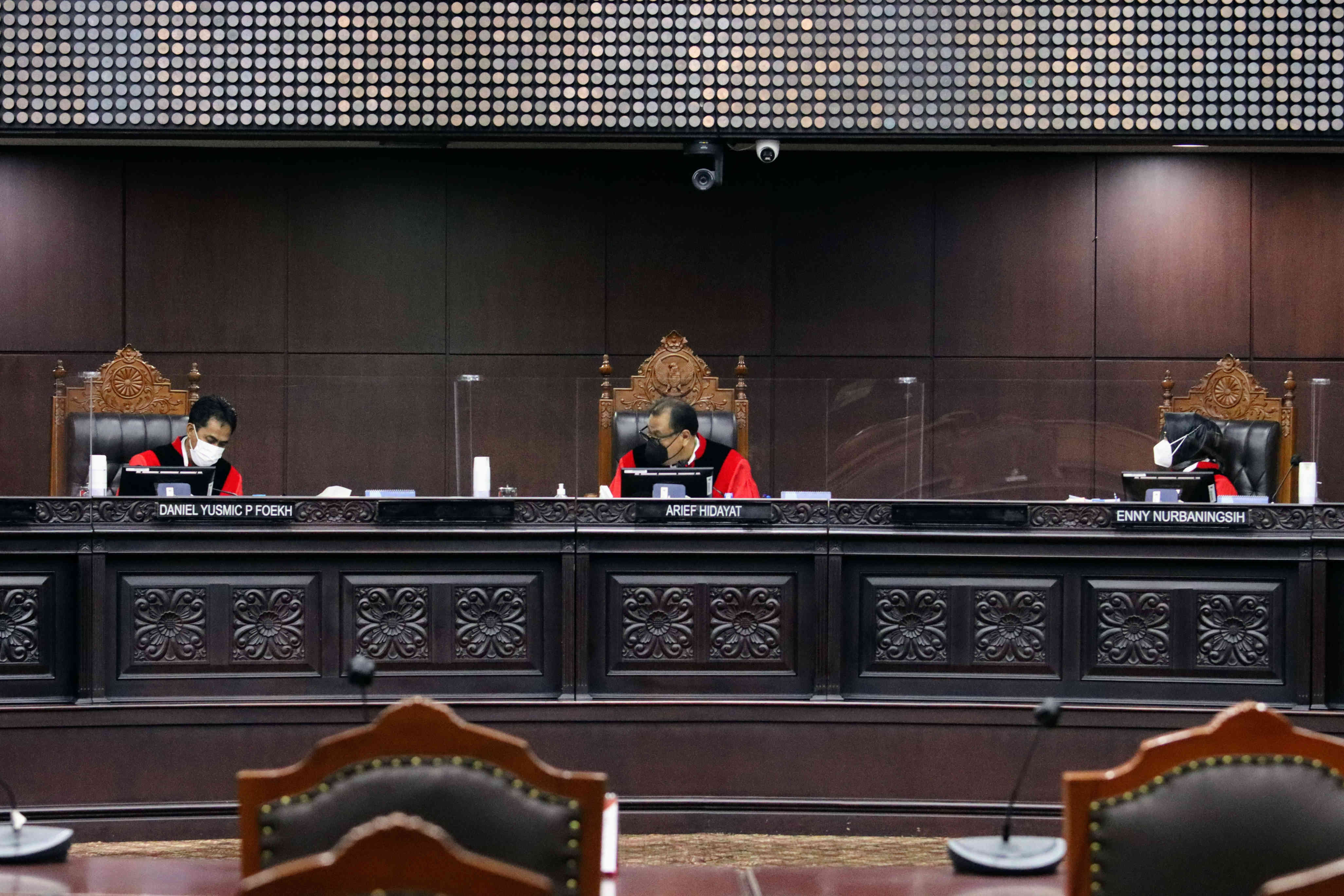 Hakim Konstitusi Arief Hidayat (tengah) memimpin sidang Pengujian Formil Undang-Undang Nomor 3 Tahun 2022 tentang Ibu Kota Negara