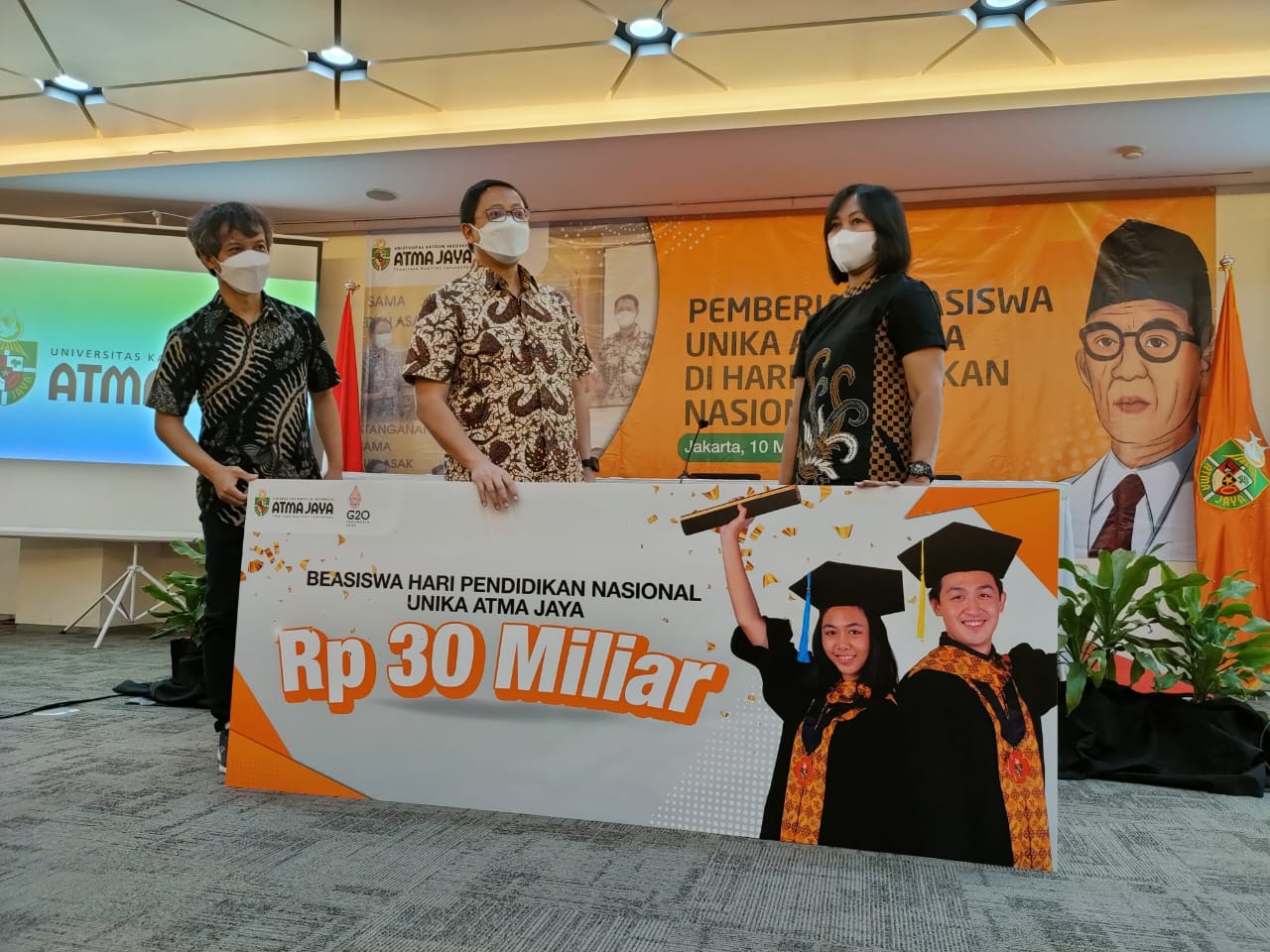 Unika Atma Jaya Salurkan Rp30 M Beasiswa Bagi Mahasiswa Berprestasi dan Kurang Mampu