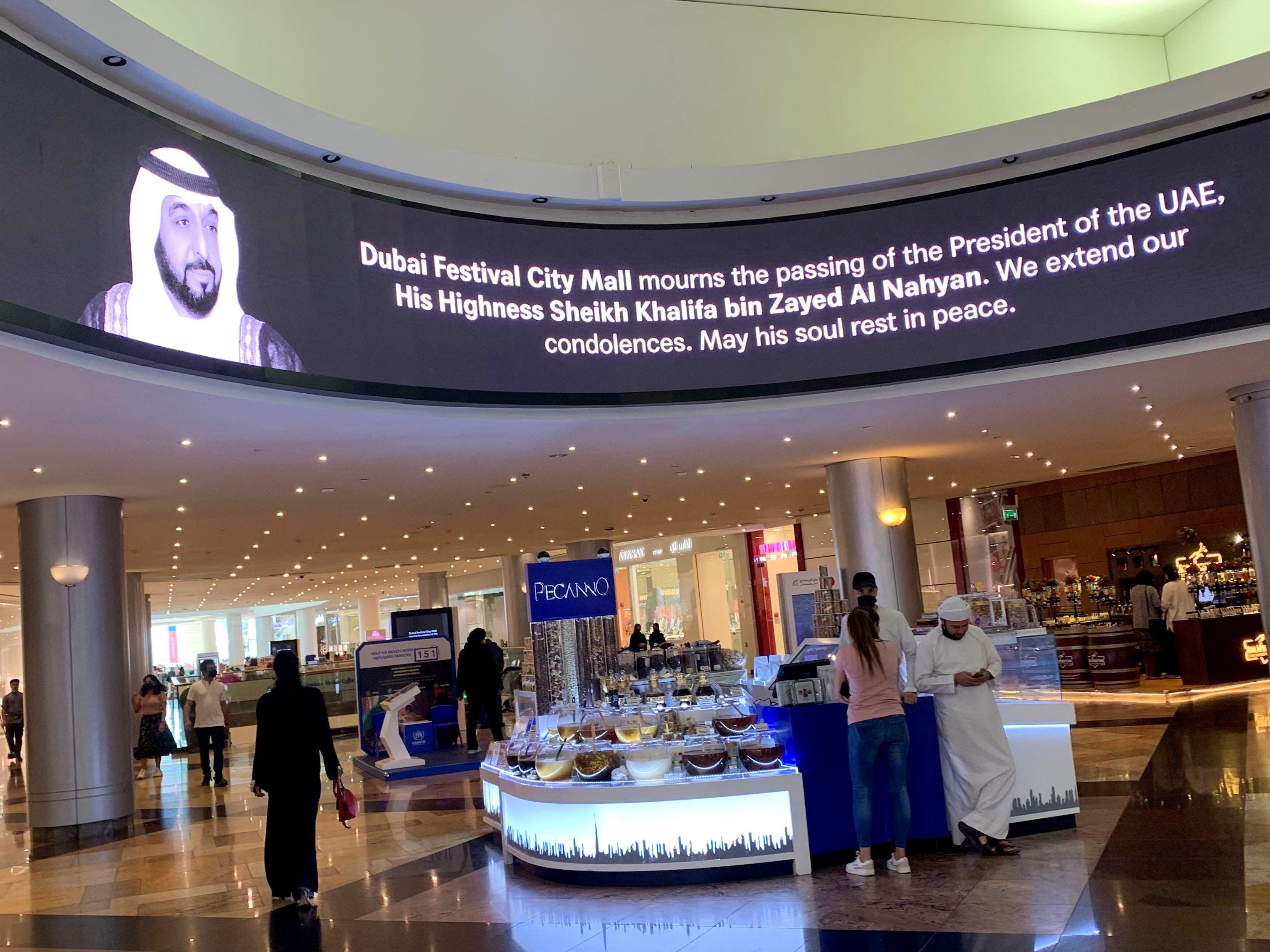 Layar menampilkan potret mendiang Presiden UEA Sheikh Khalifa bin Zayed Al-Nahyan di mal, Emirat Dubai, pada 14 Mei 2022.