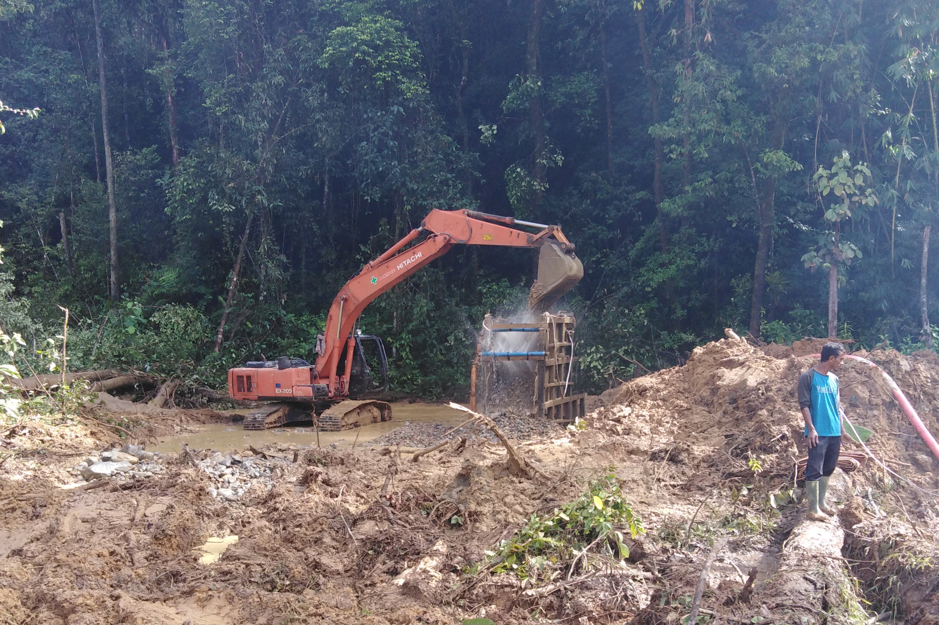 Penambangan ilegal juga menggunakan alat berat