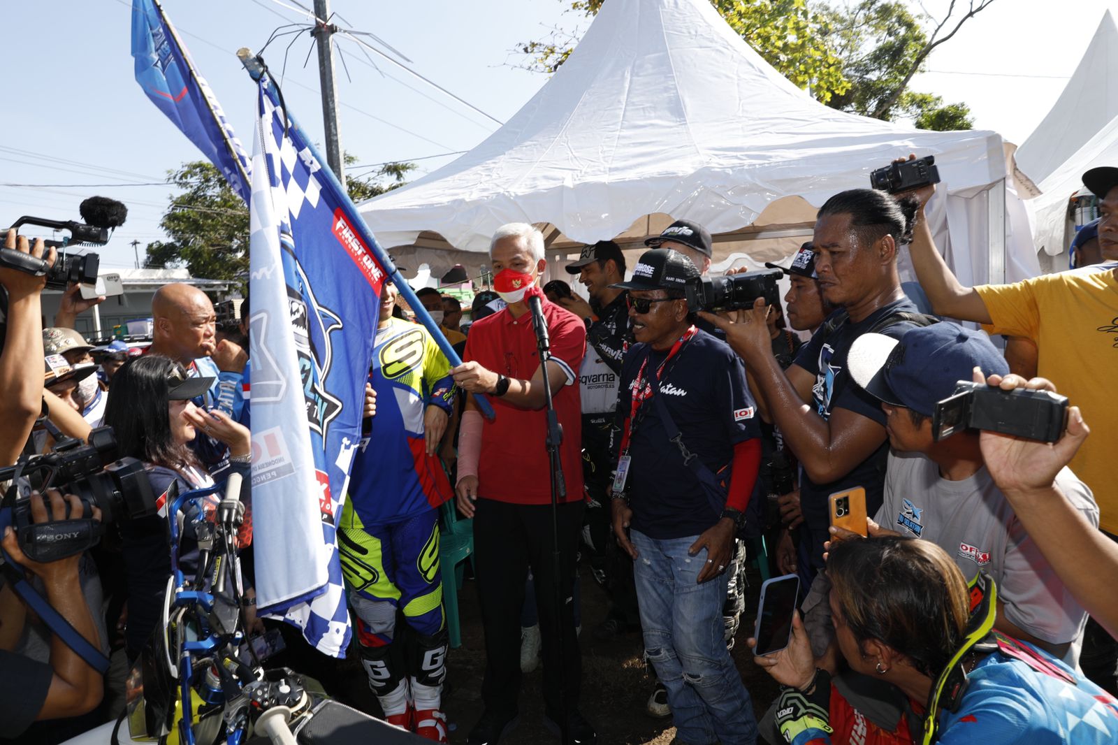 Gubernur Ganjar Pranowo, melepas pembalap motor trail dalam acara Penobatan Raja Tanjakan dan Enduro Race di Cilacap, Jateng, Sabtu (28/5)