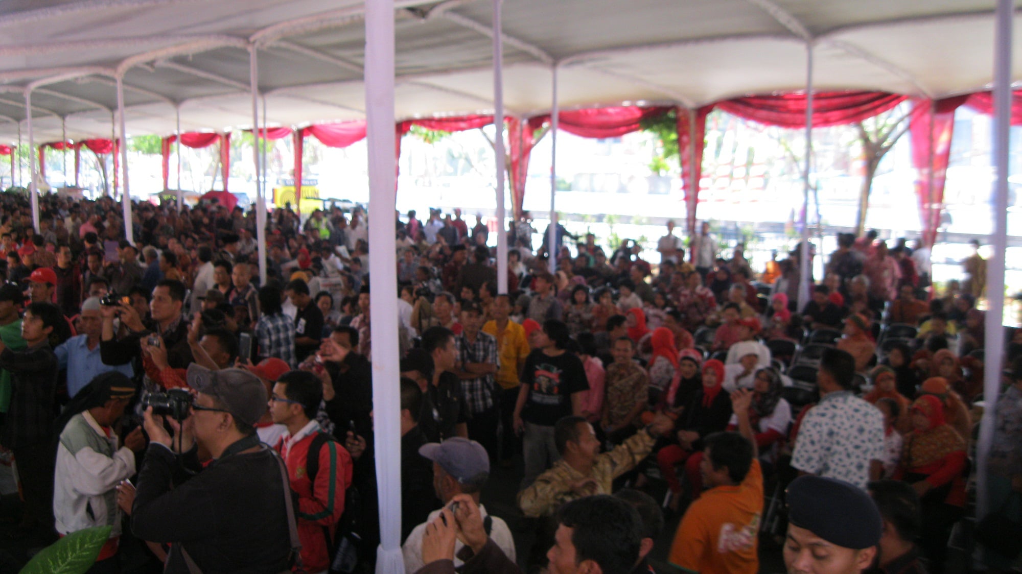 Sejumlah warga di depan Kantor DPRD Jawa Tengah, di Kota Semarang