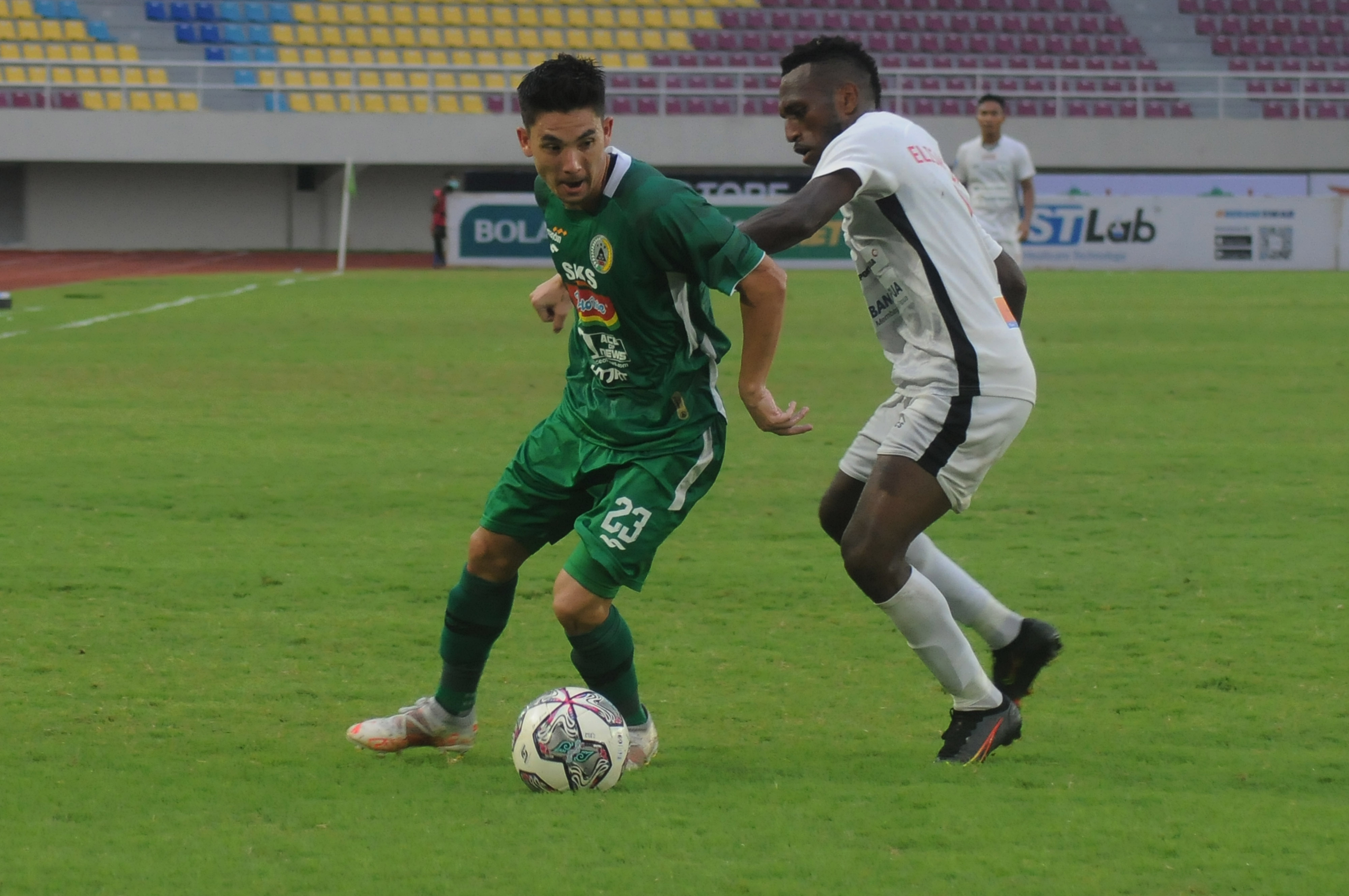 Pemain PSS Sleman Kim Kurniawan (kiri)