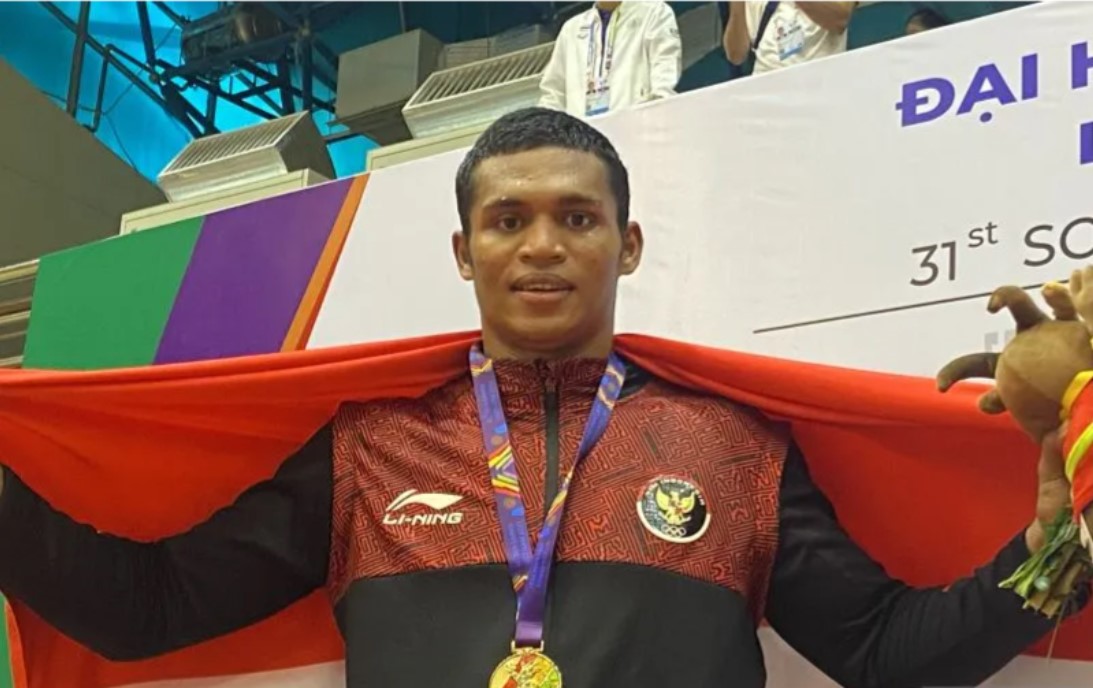 Petinju Indonesia Maikhel Roberrd Muskita usai memenangkan medali emas SEA Games Vietnam.