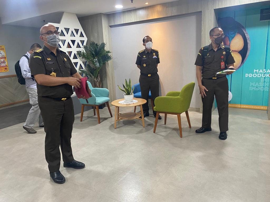 Penyidik Kejagung menggeledah ruang Direktorat Impor Kemendag terkait dengan dugaan korupsi Impor Besi atau Baja, di Jakarta.