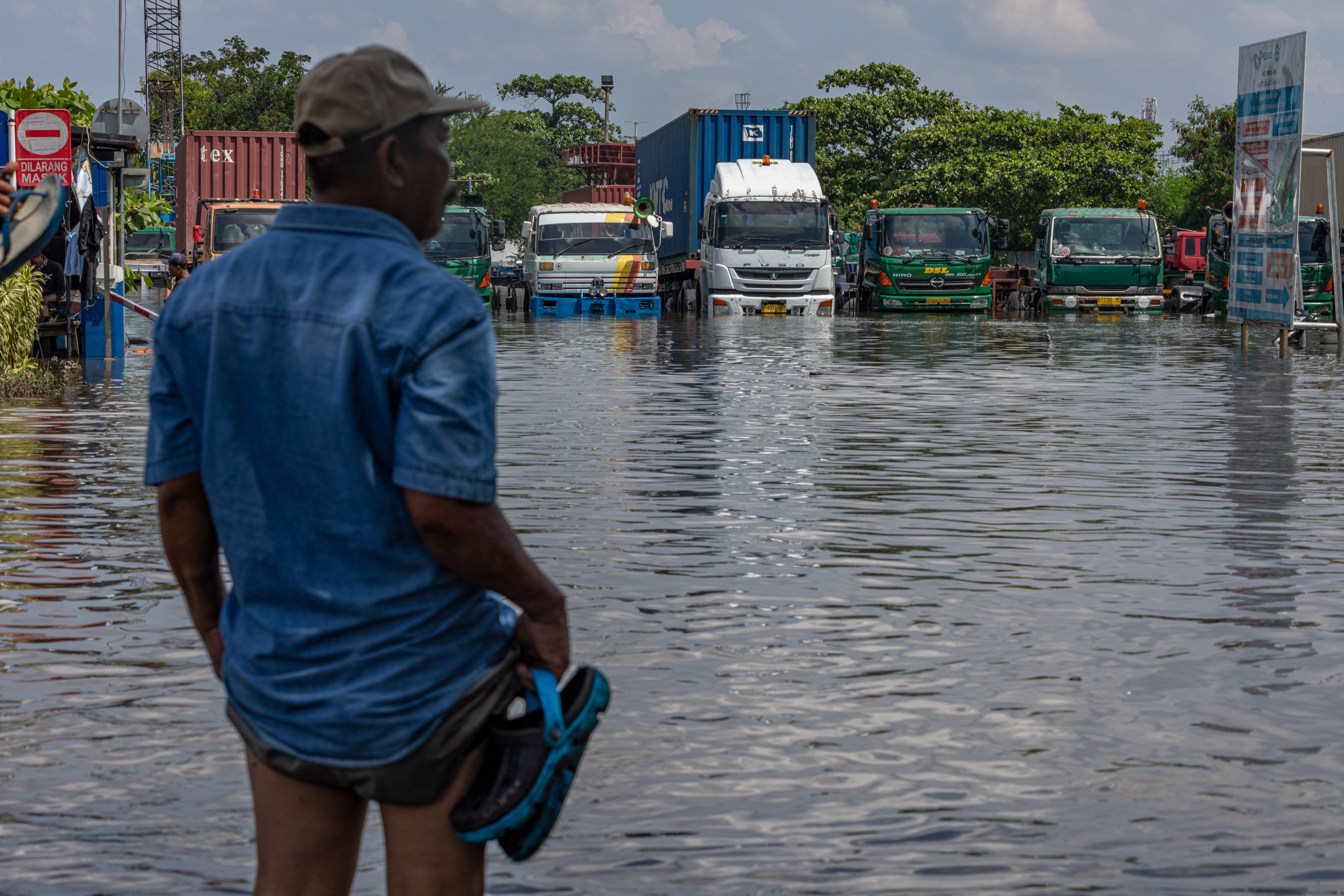 Banjir akibat rob di kawasan Pelabuhan Tanjung Emas, Semarang, Jawa Tengah