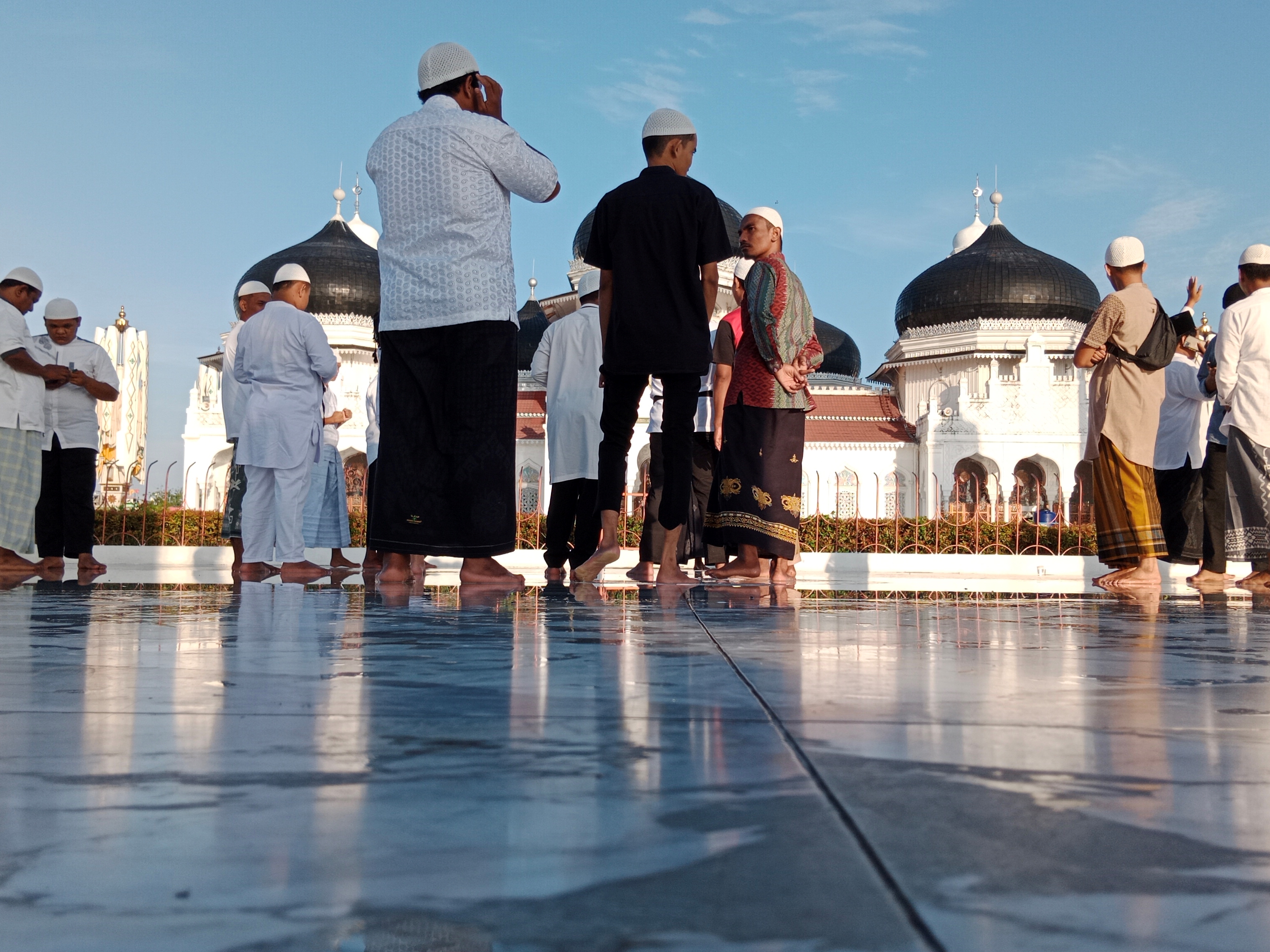Wisatawan meningkatkan suasana pagi selepas salat subuh di Masjid Baiturrahman Banda Aceh, Minggu (27/3).