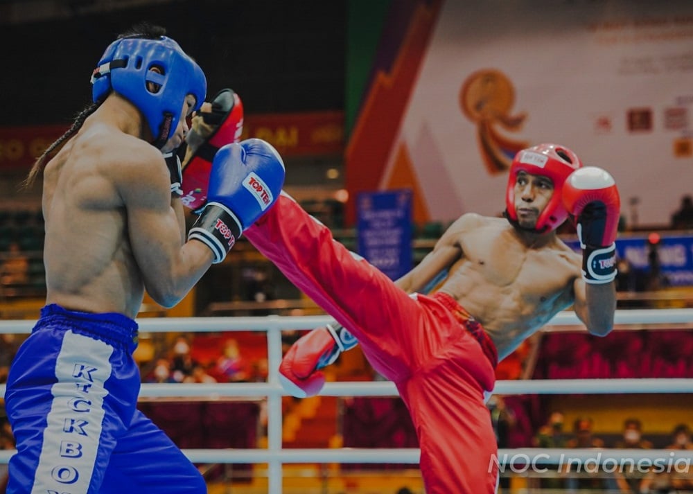 Kickboxer Salmri Stenda Pattisamallo (kanan) melawan Daryl Fegcan Chulipas dari Filipina pada laga perempat final kelas -51kg putra.