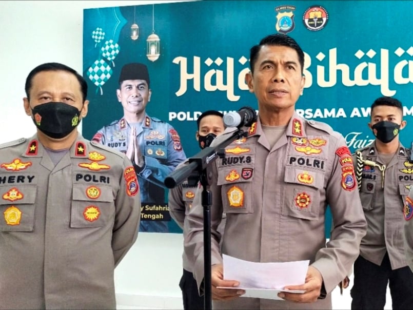 Kapolda Sulteng Irjen Rudy Sufahriadi (kanan) saat memberi pernyataan didampingi Wakapolda Sulteng Brigjen Hery Santoso.