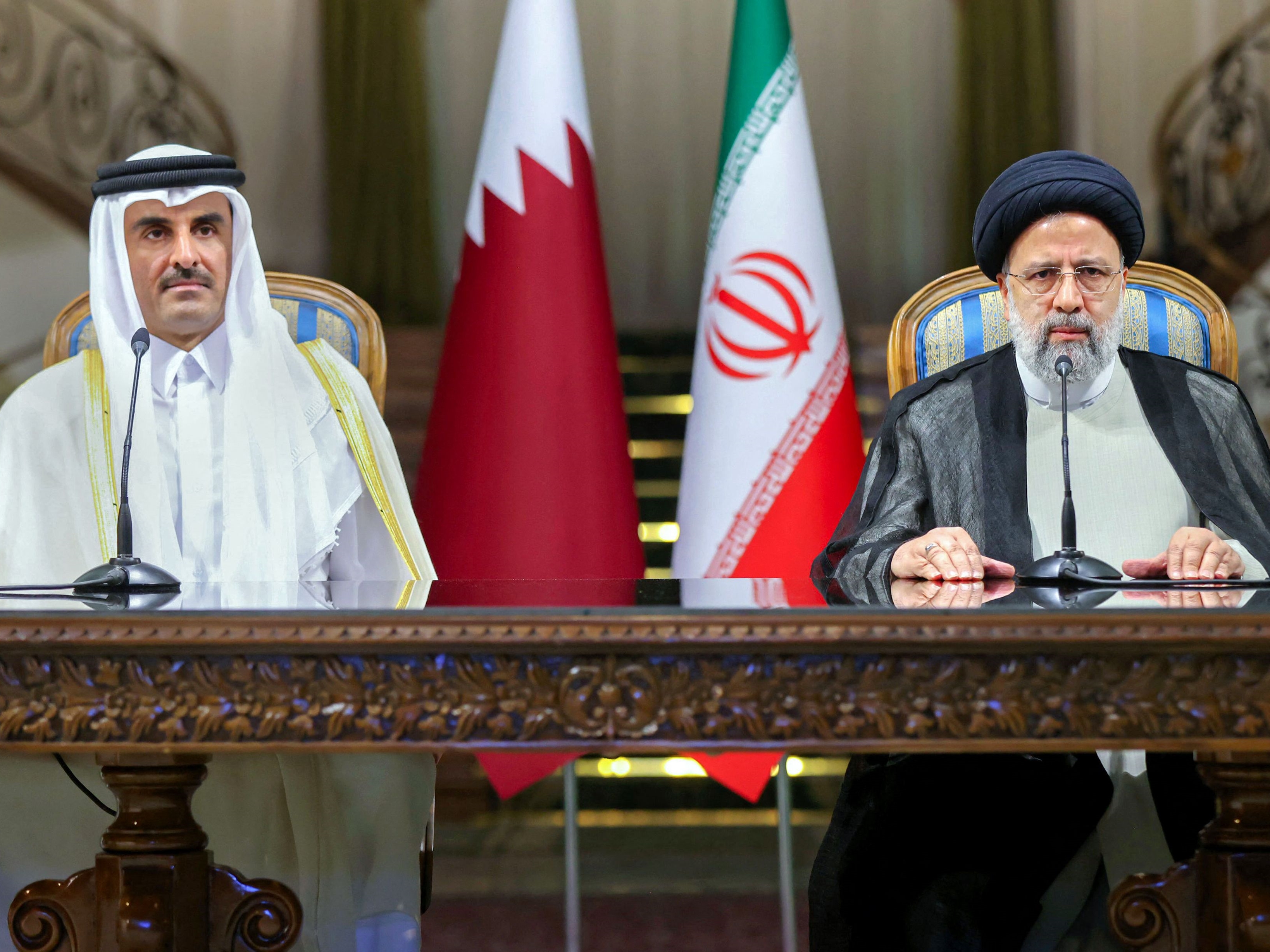 Presiden Iran Ebrahim Raisi (kanan) mengadakan konferensi pers bersama dengan Emir Qatar Sheikh Tamim bin Hamad al-Thani.