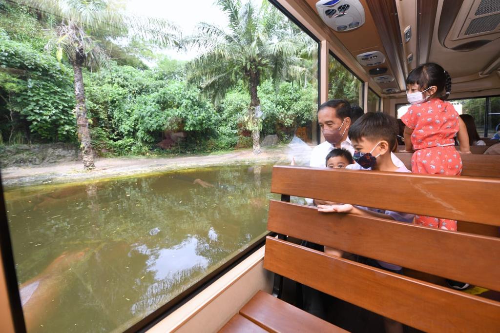 Presiden Joko Widodo beserta cucu di Taman Safari Bali