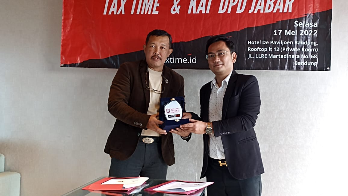 Direktur Utama Tax Time, Sanny Aria Wicaksana dan Ketua Kongres Advokat Indonesia Jabar, Deny M Ramdhany 