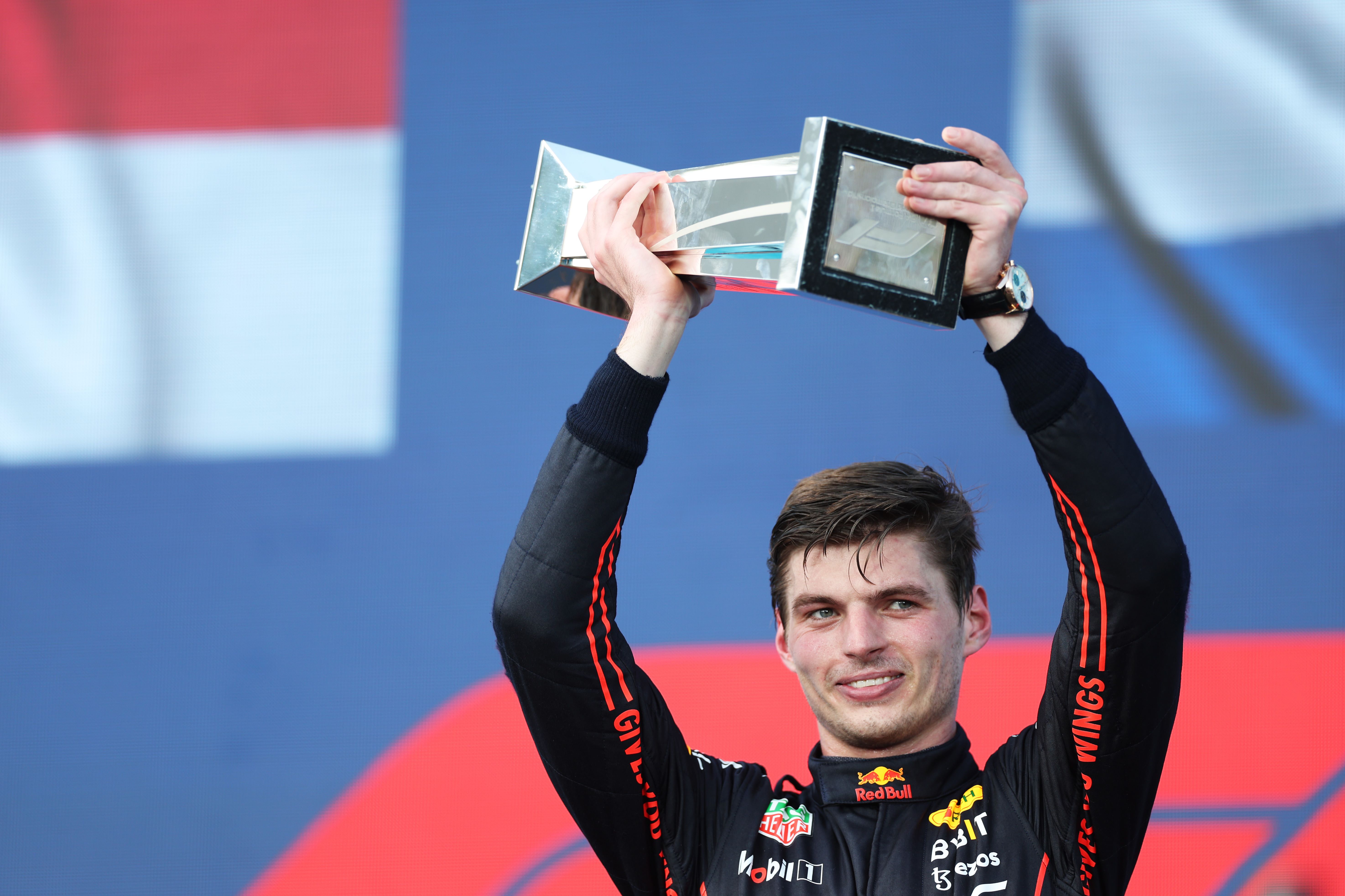 Pembalap Red Bulla Max Verstappen mengangkat trofi di podium usai menjadi juara di GP Miami.