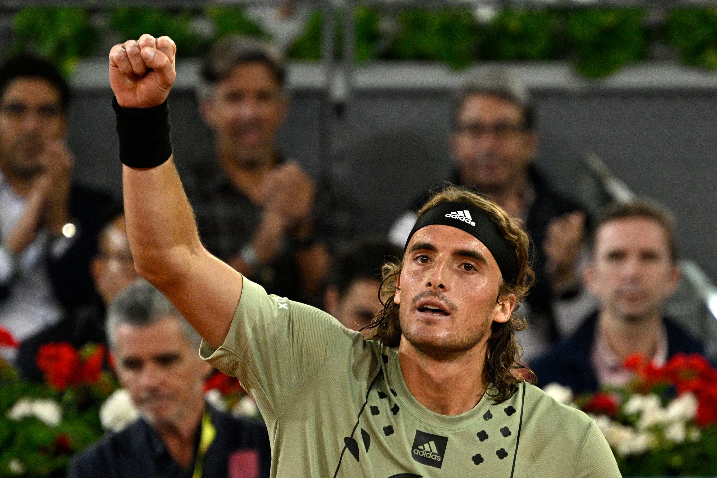 Petenis Yunani, Stefanos Tsitsipas, mengepalkan tangan setelah menumbangkan Andrey Rublev dari Rusia di perempat final Madrid Terbuka 2022. 