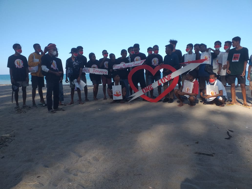 Relawan Ganjar Milenial NTT melakukan aksi bersih-bersih pantai Taberek Wewiku di Desa Alkani, Wae Wiku, Malaka, Nusa Tenggara Timur (NTT). 