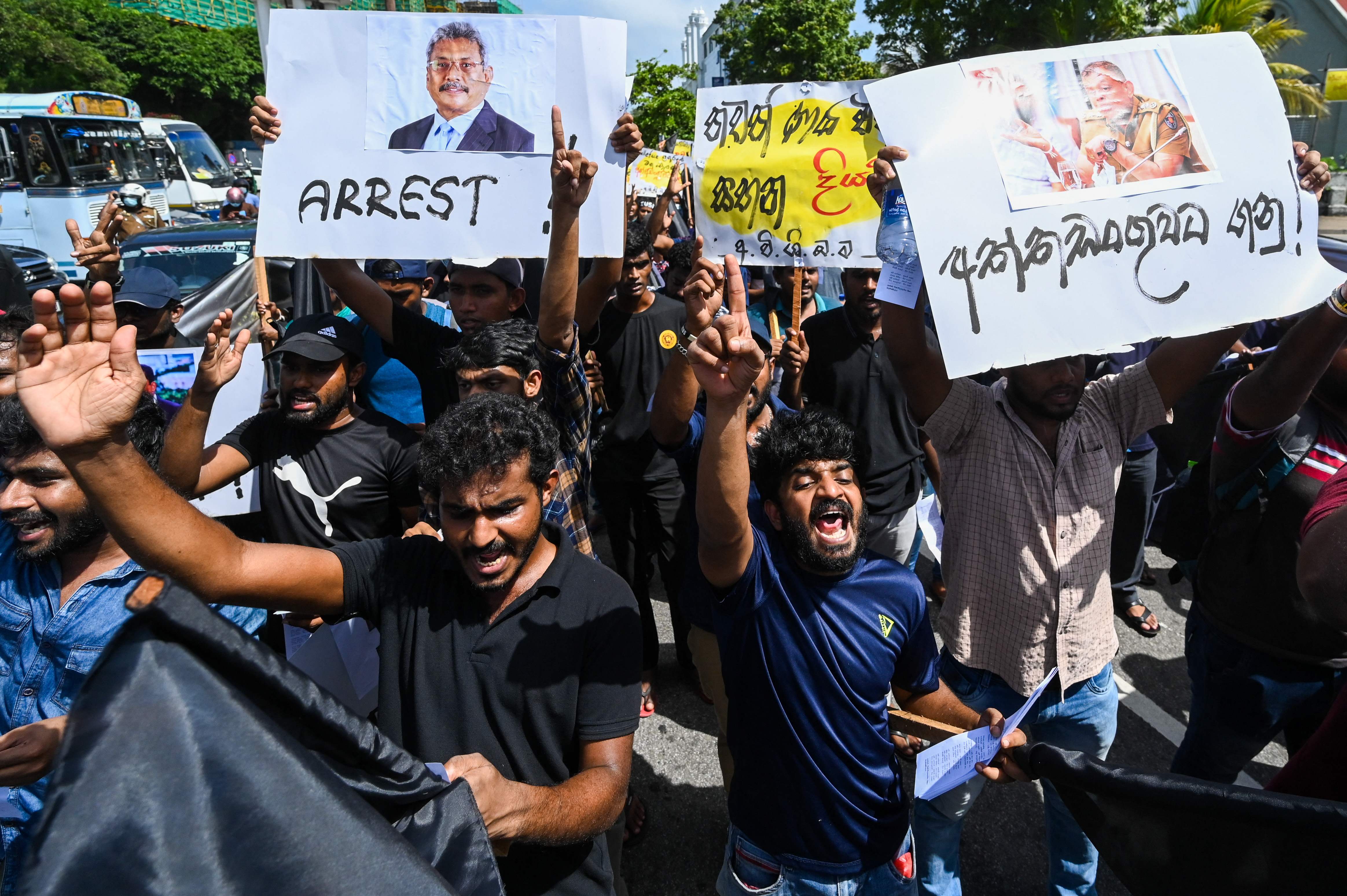 Mahasiswa di Sri Lanka berdemo menuntut pengunduran diri Presiden Sri Lanka Gotabaya Rajapaksa atas krisis ekonomi negara yang melumpuhkan, 