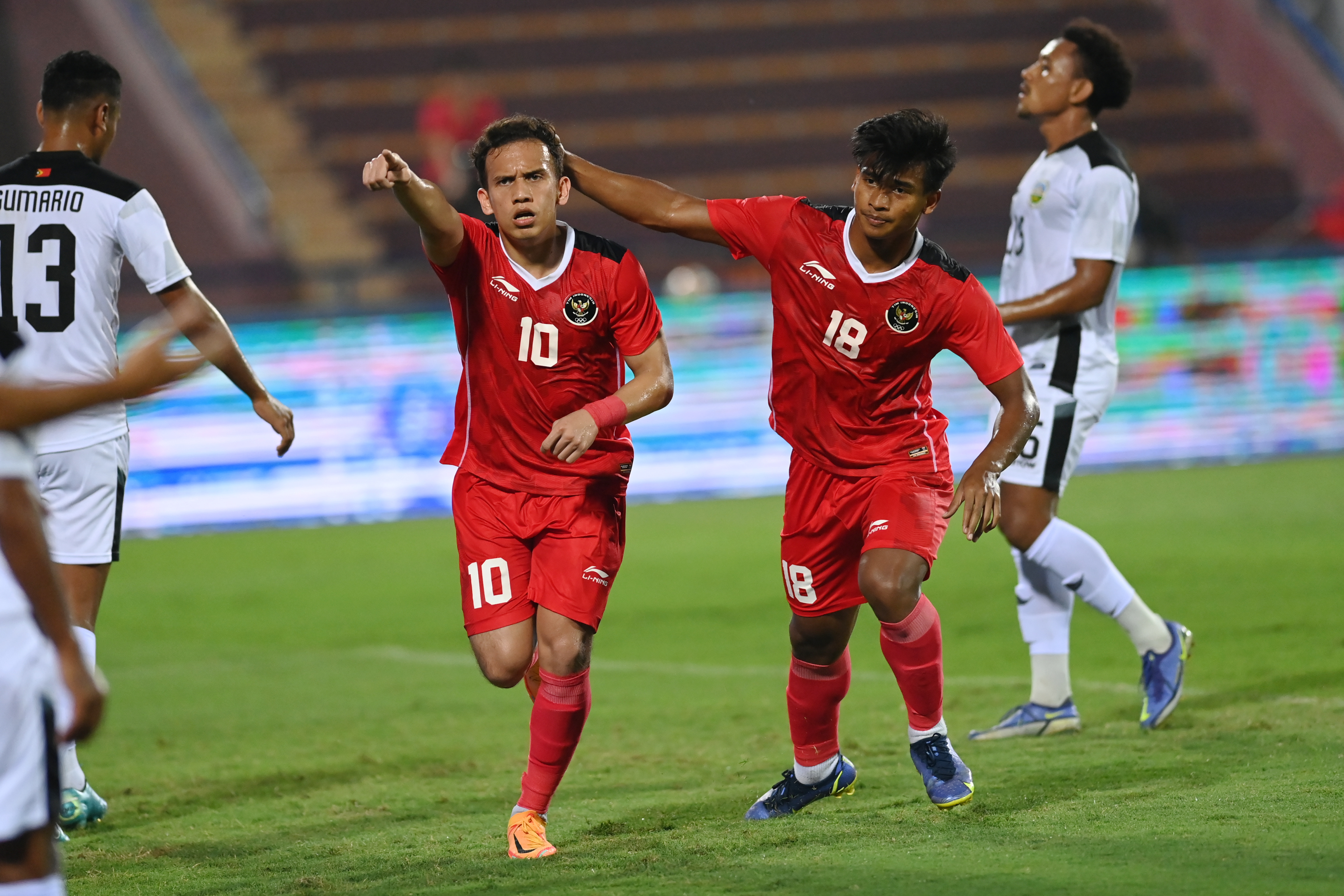 Pesepak bola Timnas Indonesia Egy Maulana Vikri (kiri) berselebrasi usai menjebol gawang Timnas Timor Leste