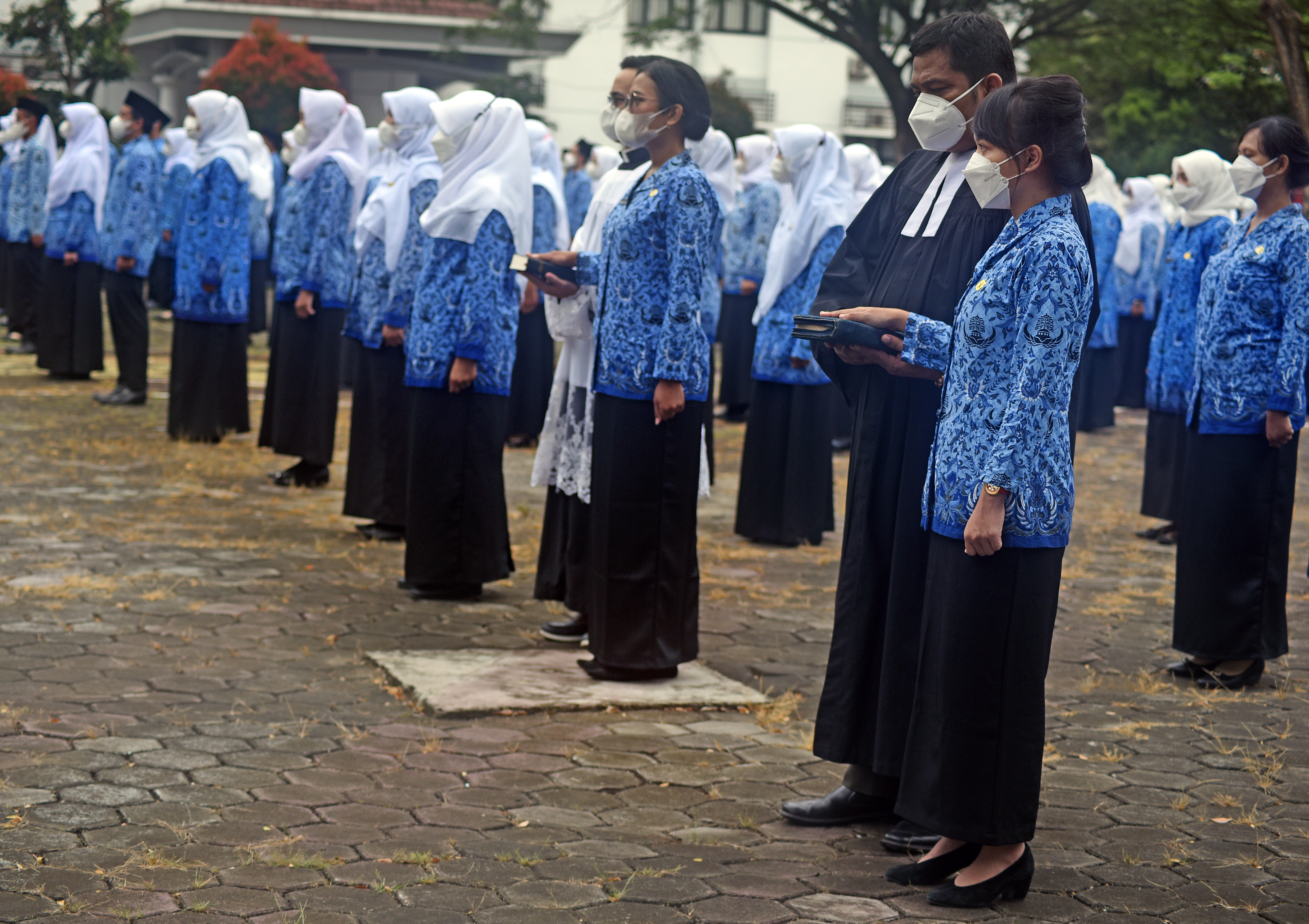 Sejumlah CPNS yang diyatakan lulus mengucapkan sumpah jabatan menjadi PNS saat upacara pelantikan PNS di Serang, Banten.