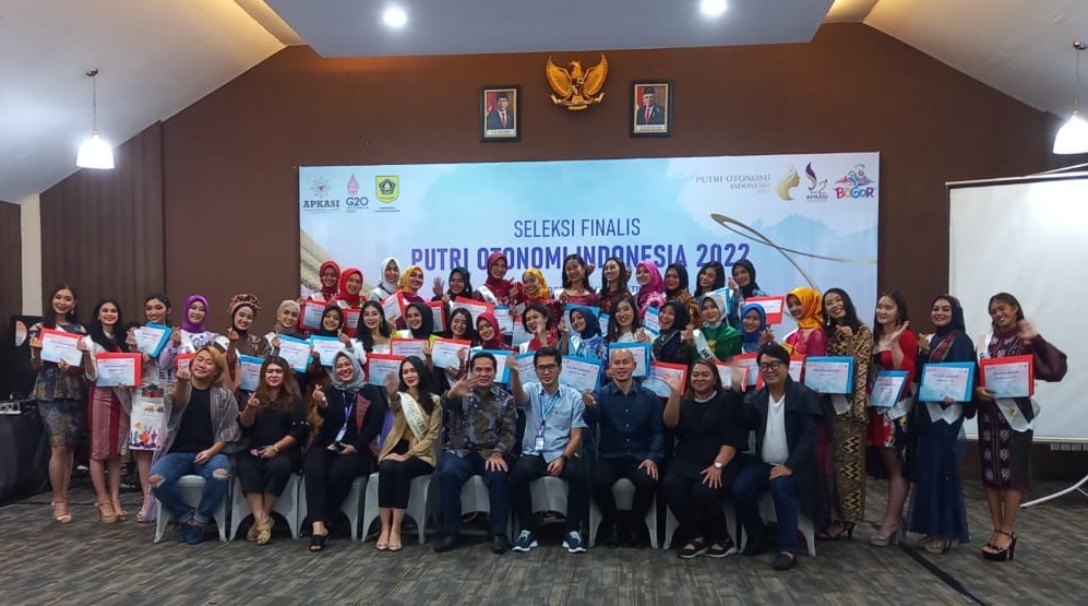 Sebanyak 35 Finalis Putri Otonomi Indonesia (POI) berpose bersama dengan pihak penyelenggara.