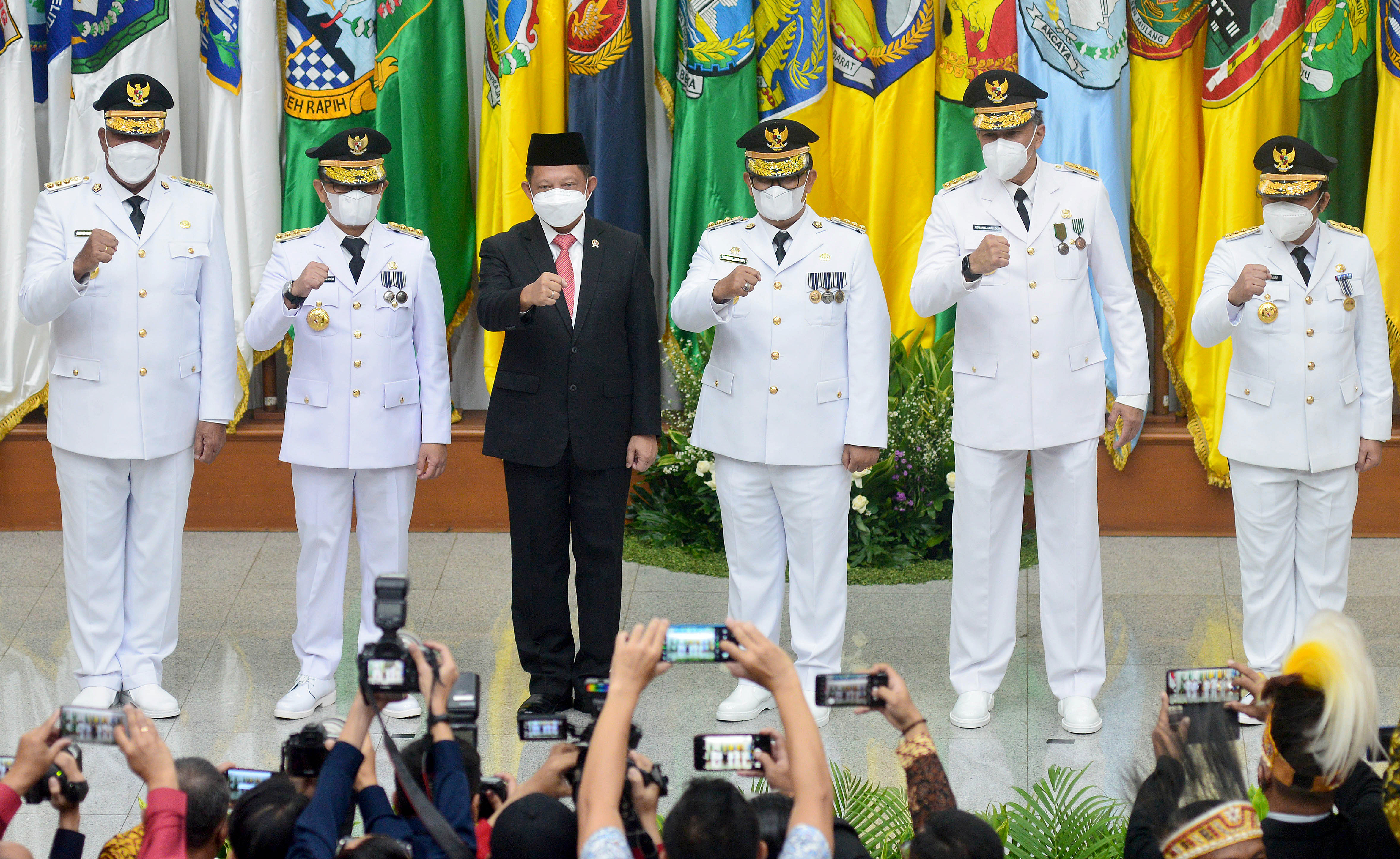 Menteri Dalam Negeri Tito Karnavian (tengahi) berfoto bersama dengan lima penjabat gubernur