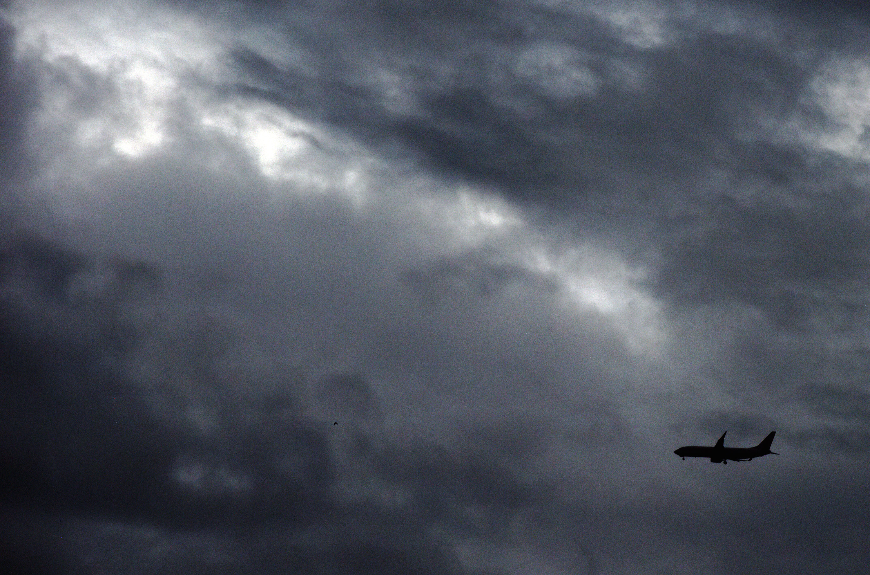 Sebuah pesawat menerobos awan tebal.