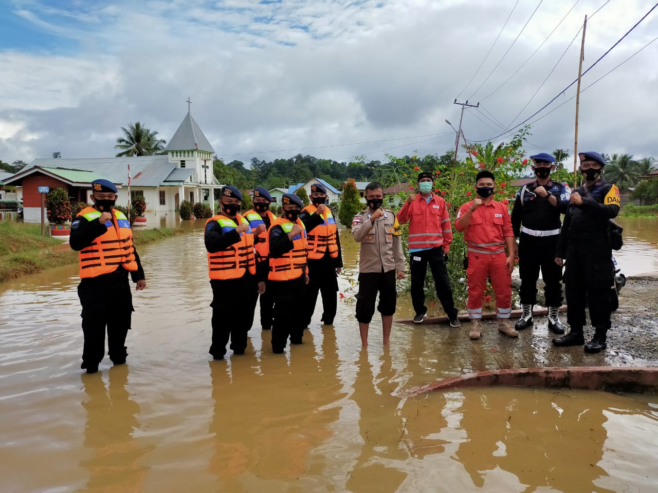 BANJIR KALTARA: Petugas BPBD Kalimantan Utara dan aparat kepolisian bersiaga menghadapi bencana banjir. 
