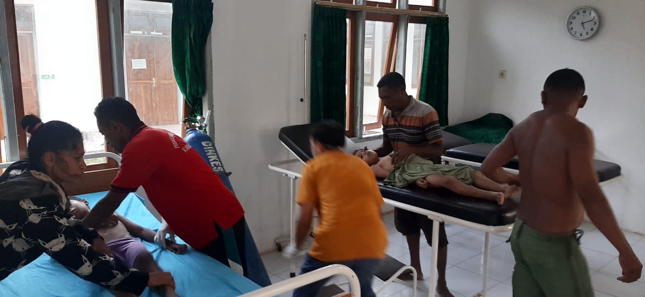 Dua korban yang tenggelam di embung di Flores Timur mendapatkan pertolongan pertama di Puskesmas.