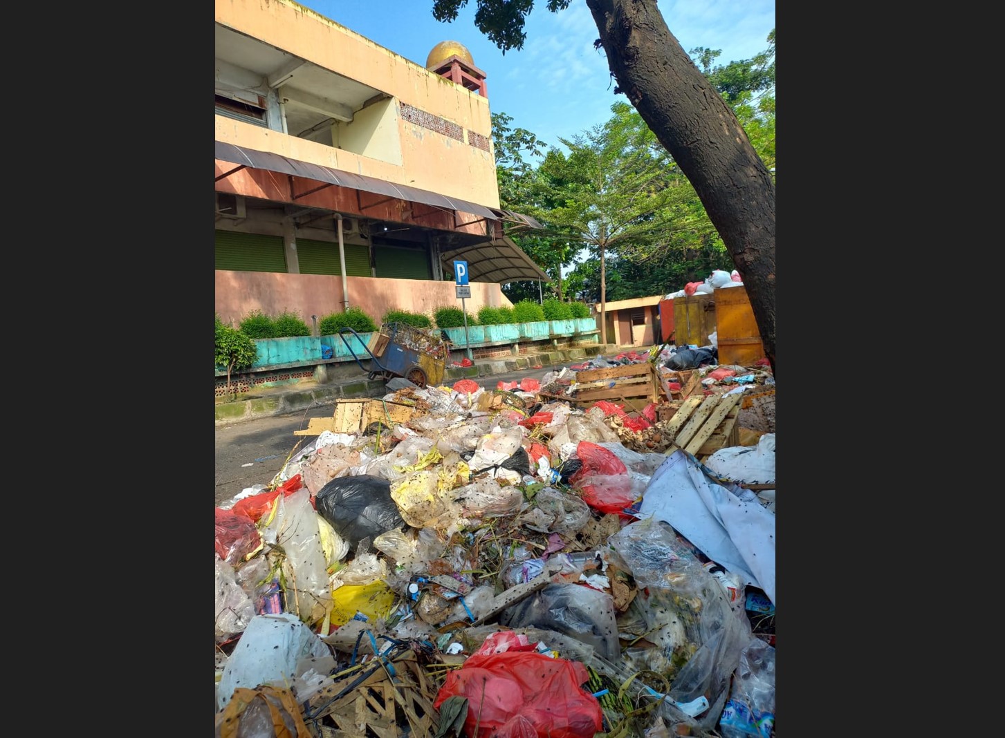 Tumpukan sampah di Pasar Agung, Depok