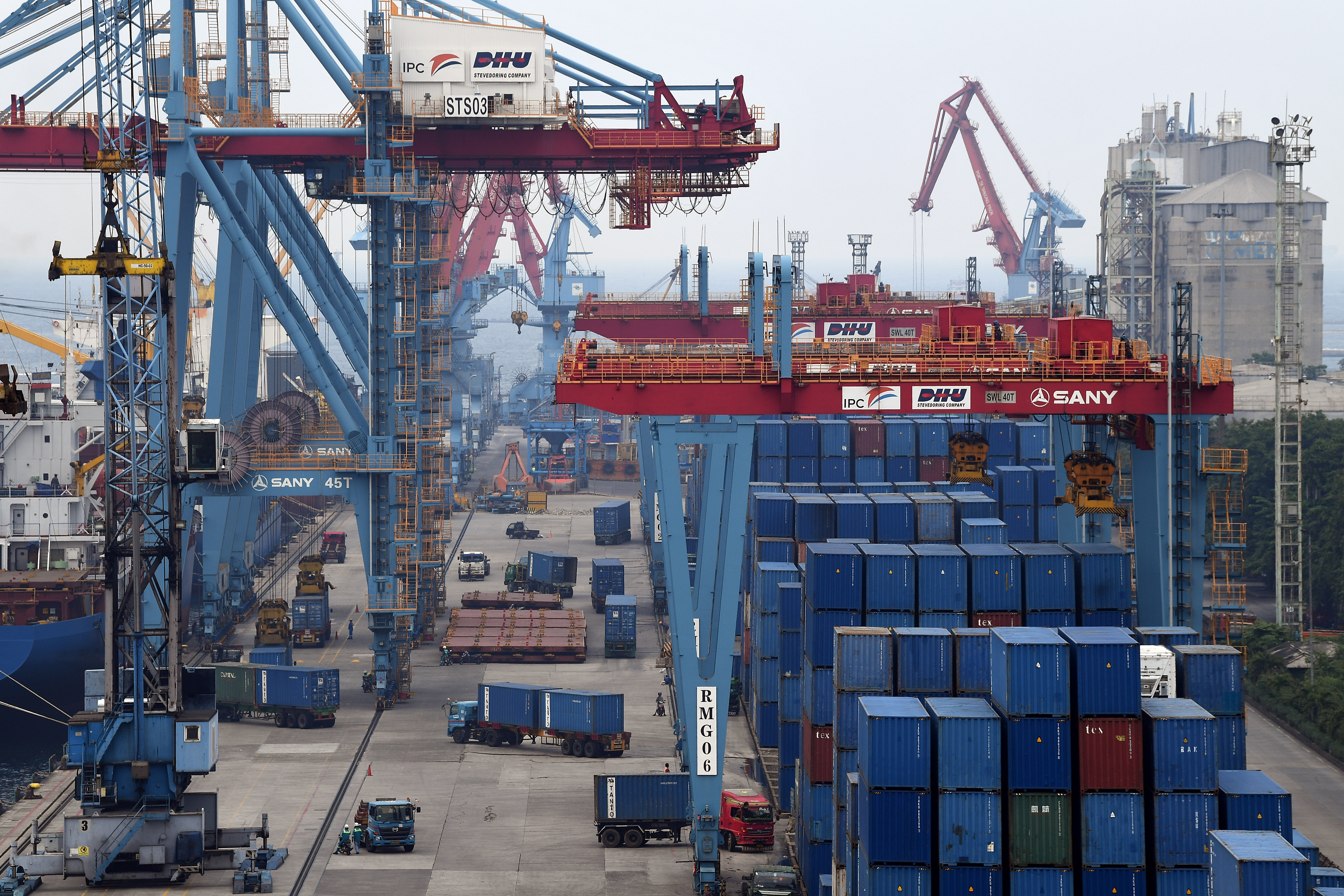 Sejumlah truk pengangkut peti kemas melintas di Pelabuhan Tanjung Priok, Jakarta.