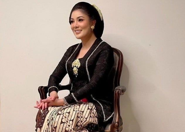 Penyanyi Nindy Ayunda Berkebaya Hitam, Desainer: Buat Malam Satu Suro