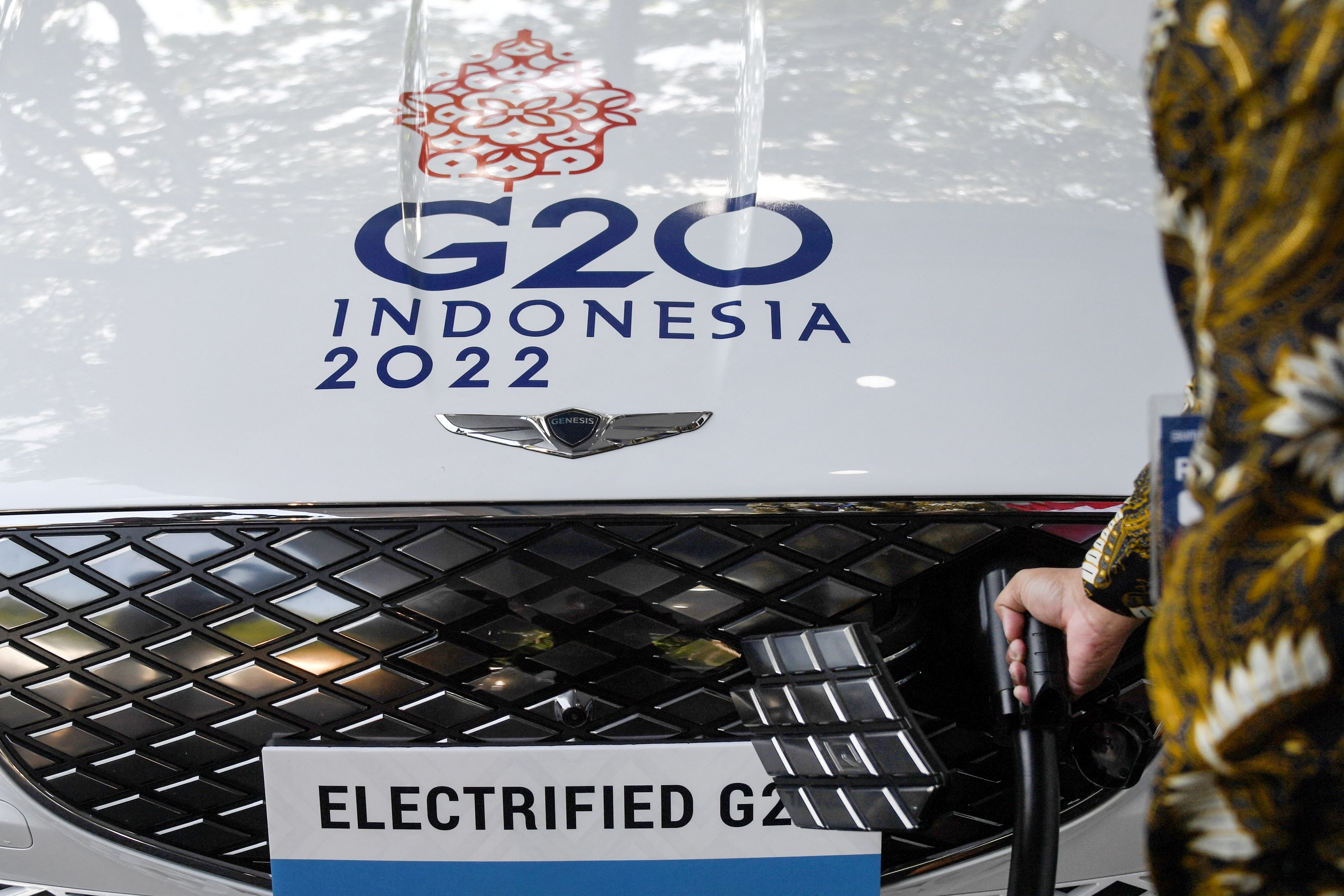 Logo Presidensi G20 Indonesia terpasang di sebuah mobil listrik.
