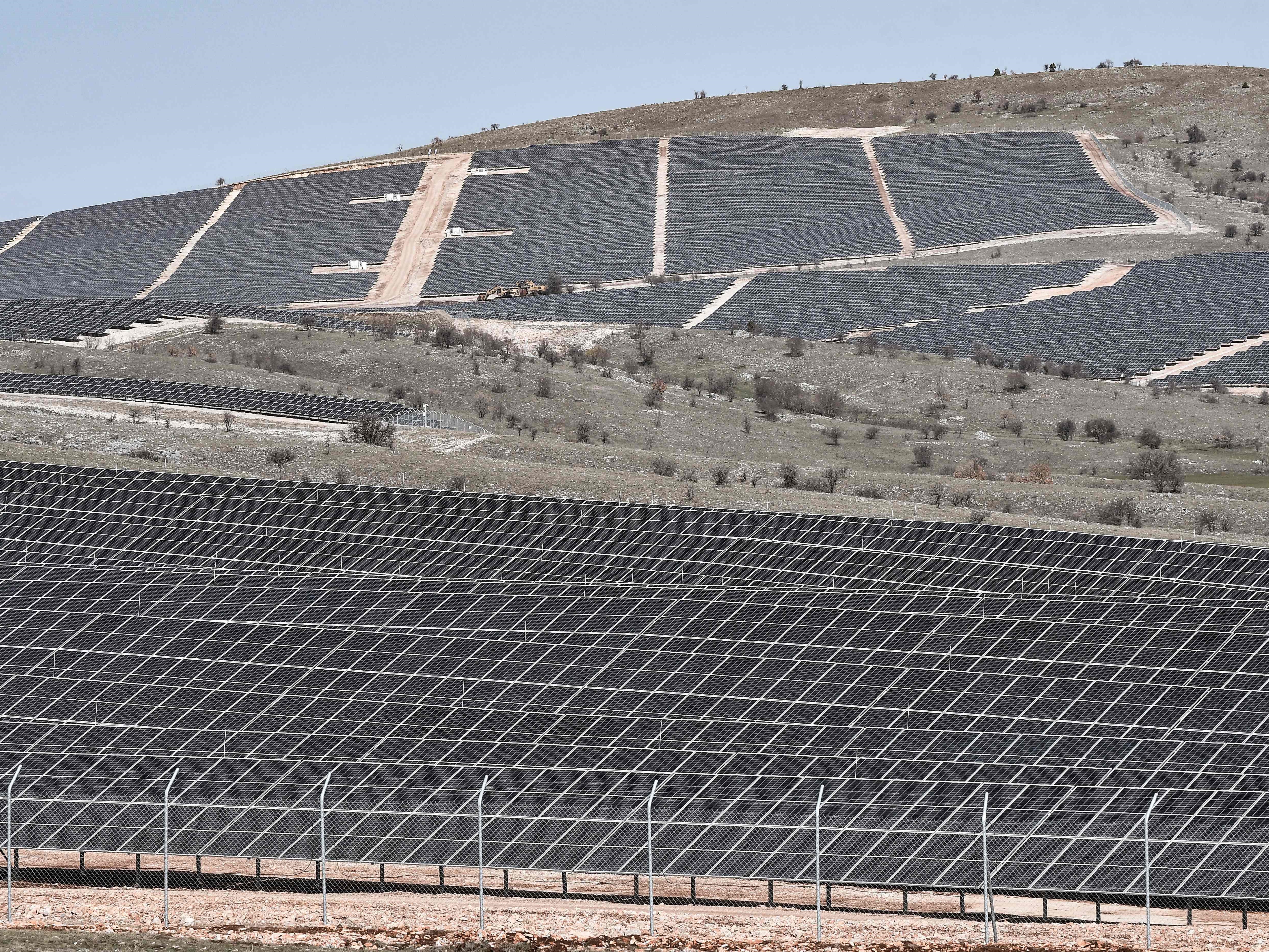 Panel surya terlihat di desa Vilera, dekat Kozani, sekitar 480 km utara dari Athena, Yunani, pada 6 April 2022. 